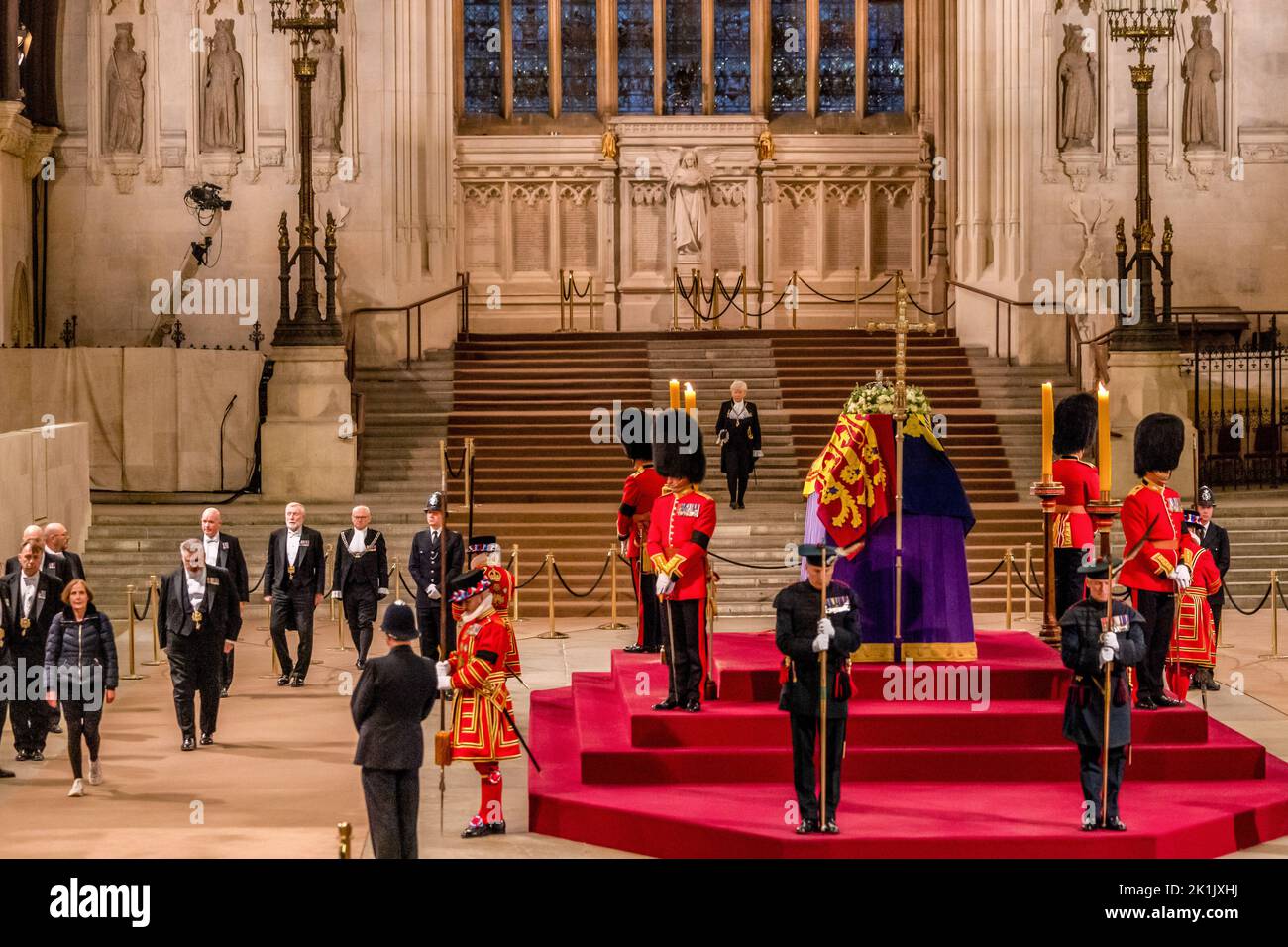 London, Großbritannien. 19. September 2022. Chrissy Heerey, das letzte Mitglied der Öffentlichkeit, zollt vor ihrer Beerdigung Respekt um den Sarg von Königin Elizabeth II. In der Westminster Hall, drapiert im Royal Standard mit der Kaiserlichen Staatskrone und dem Reichsapfel und Zepter des Souveränen, der auf der Katafalke in einem Zustand liegt. Quelle: SIPA USA/Alamy Live News Stockfoto