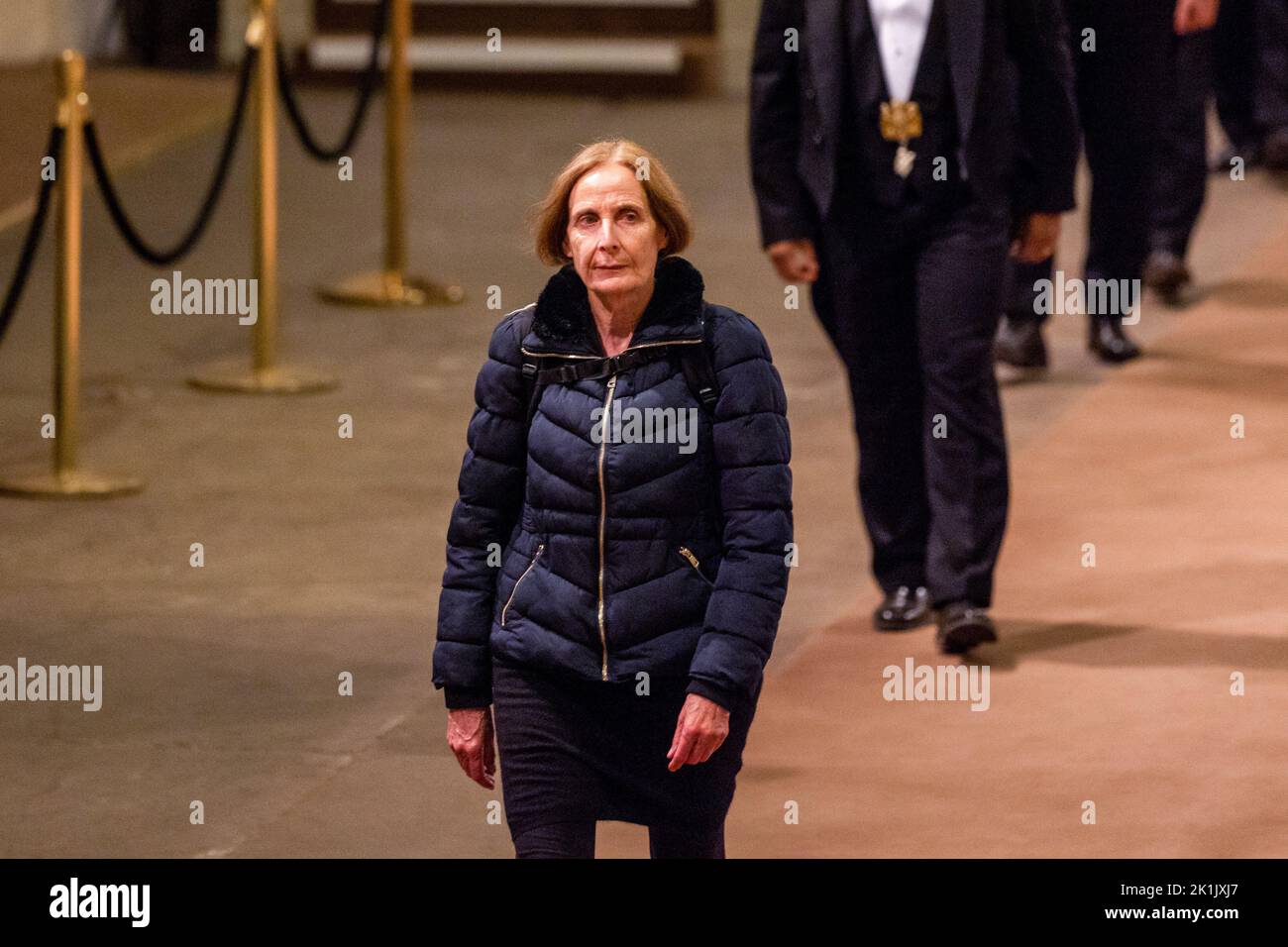 London, Großbritannien. 19. September 2022. Chrissy Heerey, das letzte Mitglied der Öffentlichkeit, zollt vor ihrer Beerdigung Respekt um den Sarg von Königin Elizabeth II. In der Westminster Hall, drapiert im Royal Standard mit der Kaiserlichen Staatskrone und dem Reichsapfel und Zepter des Souveränen, der auf der Katafalke in einem Zustand liegt. Quelle: SIPA USA/Alamy Live News Stockfoto