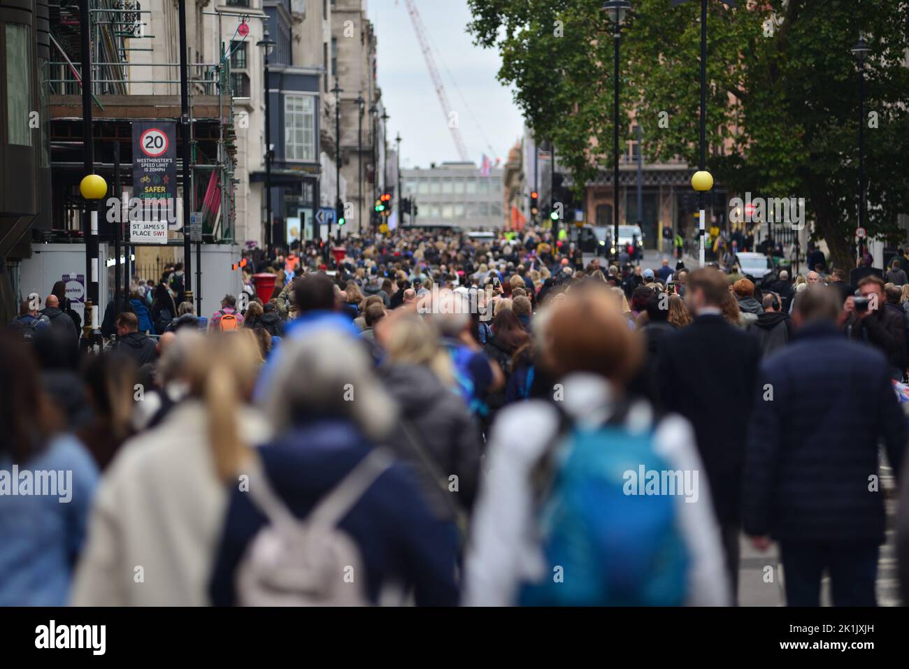 Staatsbegräbnis Ihrer Majestät Königin Elizabeth II., London, Großbritannien, Montag, 19.. September 2022. Menschenmassen machen sich auf der St. James's Street am St. James's Place vorbei auf den Weg. Stockfoto
