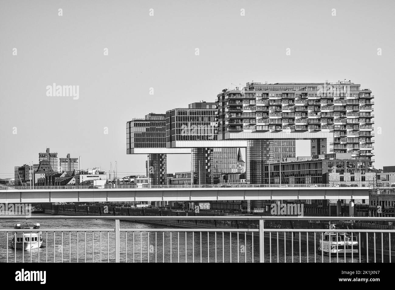 Kranhaus in schwarz-weiß Schuss, in Köln, Deutschland. Moderne Architektur am Rheinhafen. Im Hintergrund das Zentrum der Stadt Stockfoto