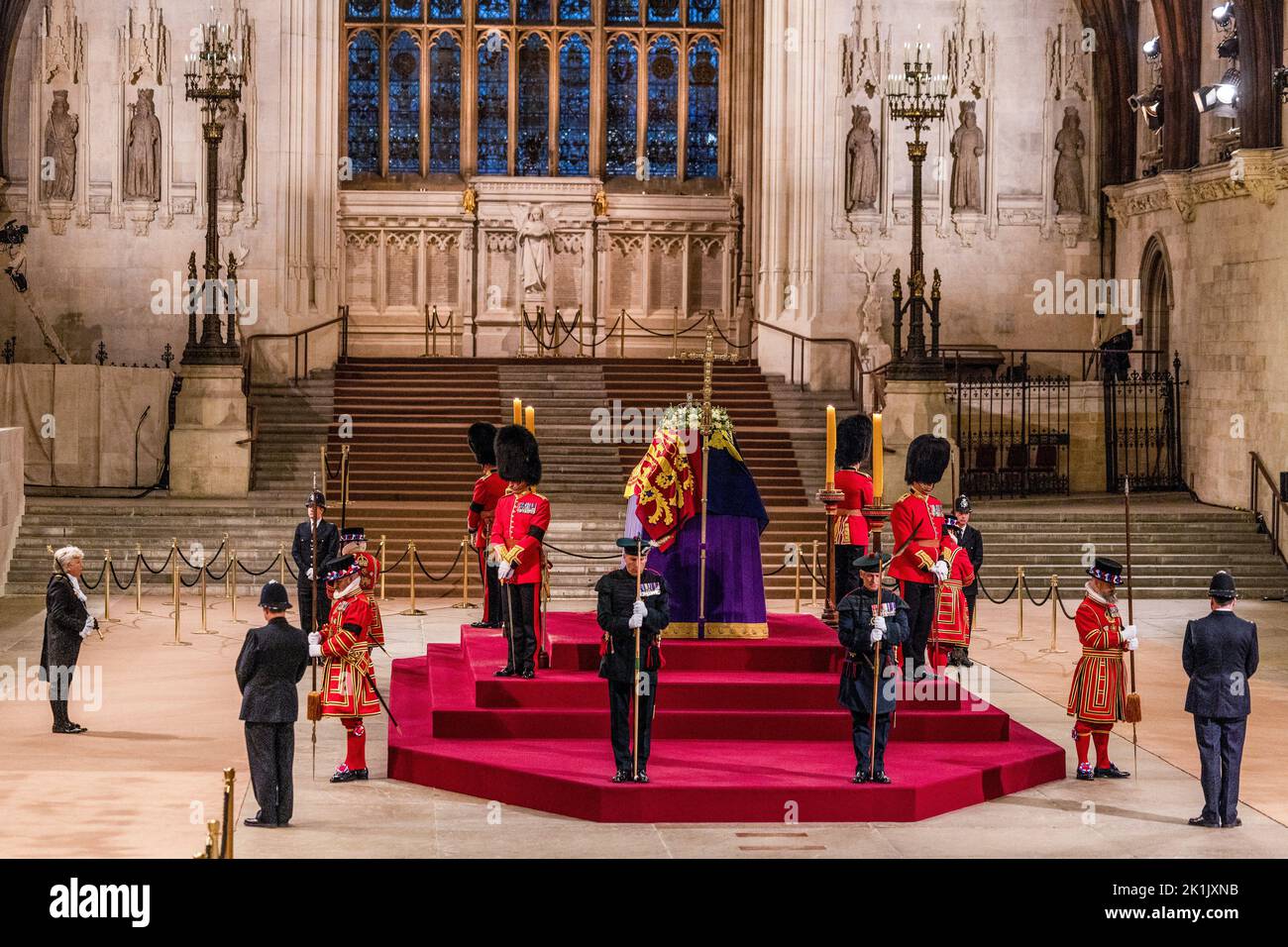 London, Großbritannien. 19. September 2022. Black Rod Sarah Clarke war eine der letzten Menschen, die ihren Respekt um den Sarg von Königin Elizabeth II. In der Westminster Hall zollen musste, der im Royal Standard mit der Kaiserlichen Staatskrone und dem Reichsapfel und Zepter des Souverän drapiert war und vor ihrer Beerdigung auf der Katafalke lag. (Foto: Phil Lewis / SOPA Images/Sipa USA) Quelle: SIPA USA/Alamy Live News Stockfoto