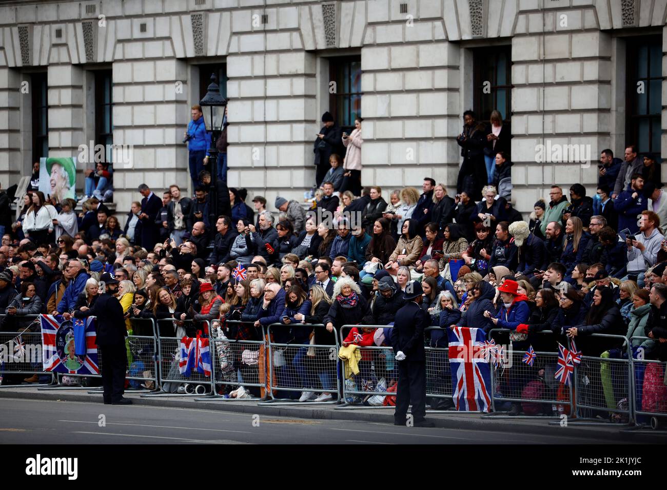 Die Mitglieder der Öffentlichkeit versammeln sich vor der feierlichen Prozession für das Staatsfuneral von Königin Elizabeth II., die in Westminster Abbey, London, stattfindet. Bilddatum: Montag, 19. September 2022. Stockfoto