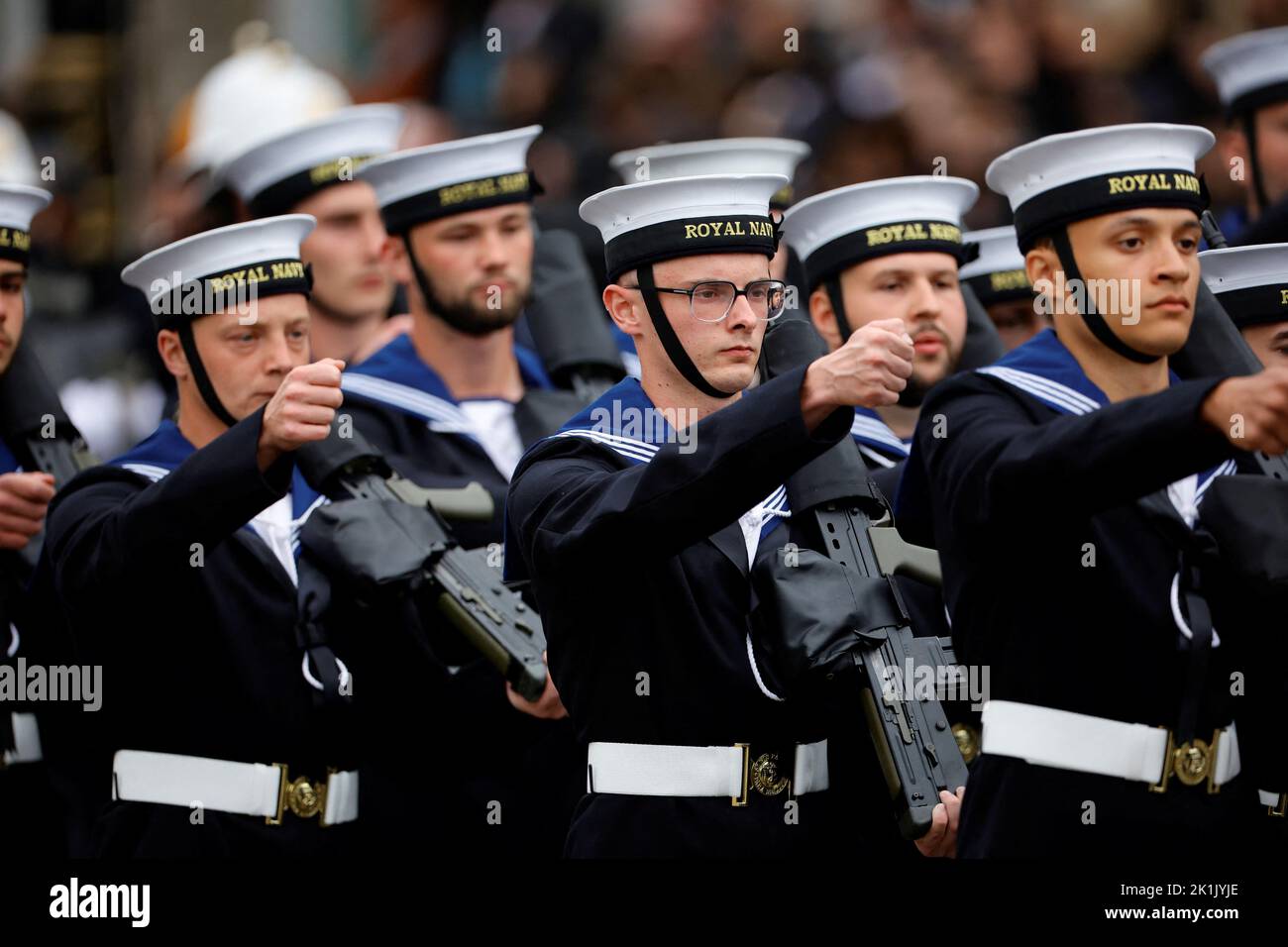 Mitglieder der Royal Navy marschieren vor der feierlichen Prozession für das Staatsfuneral von Königin Elizabeth II., die in Westminster Abbey, London, stattfand. Bilddatum: Montag, 19. September 2022. Stockfoto