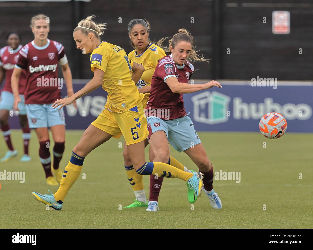 DAGENHAM ENGLAND - SEPTEMBER 18 :L-R Nathalie Bjorn von Everton und Lisa Evans (Leihgabe von Arsenal) von West Ham United WFC während der Barclays Women's Stockfoto