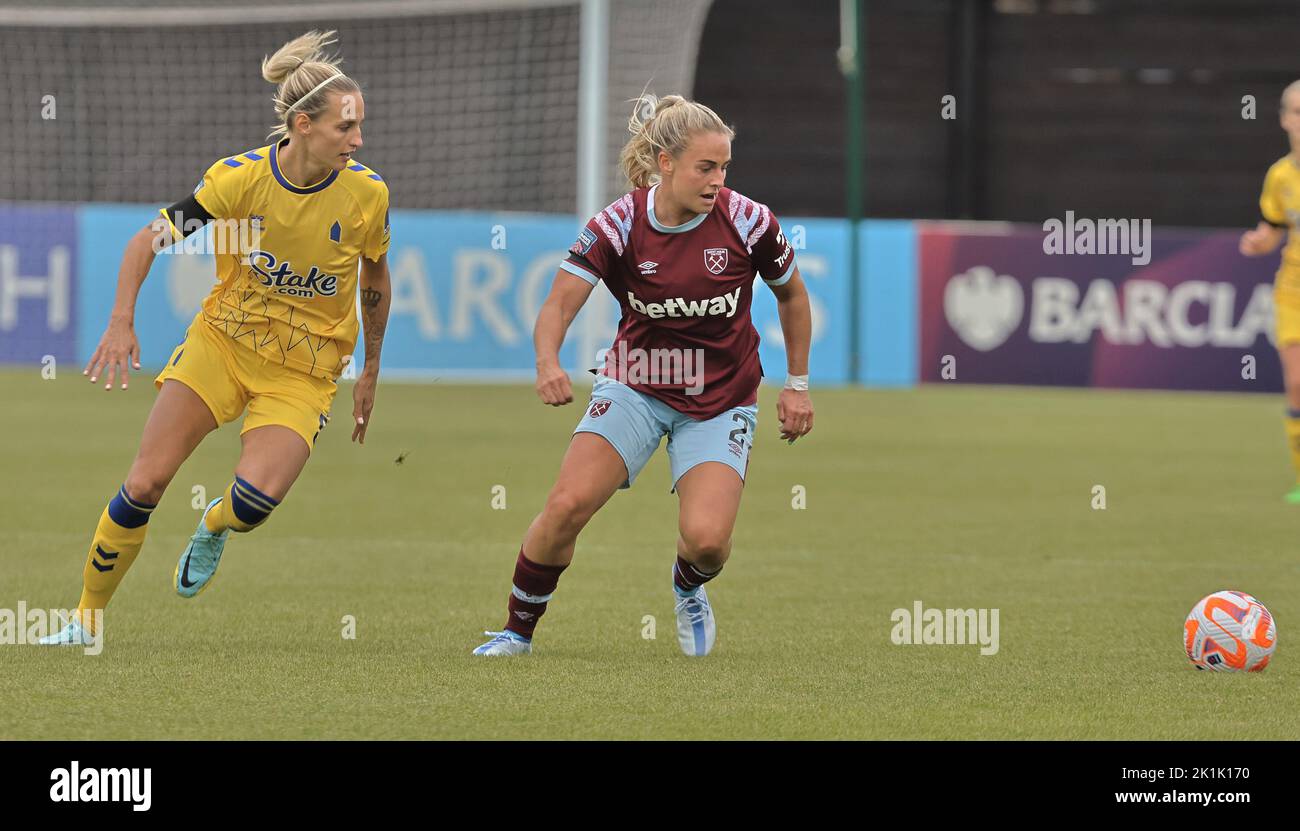DAGENHAM ENGLAND - SEPTEMBER 18 : L-R Nathalie Bjorn von Everton und Kirsty Smith von West Ham Vereinigten WFC während des Barclays Women's Super League Spiels b Stockfoto