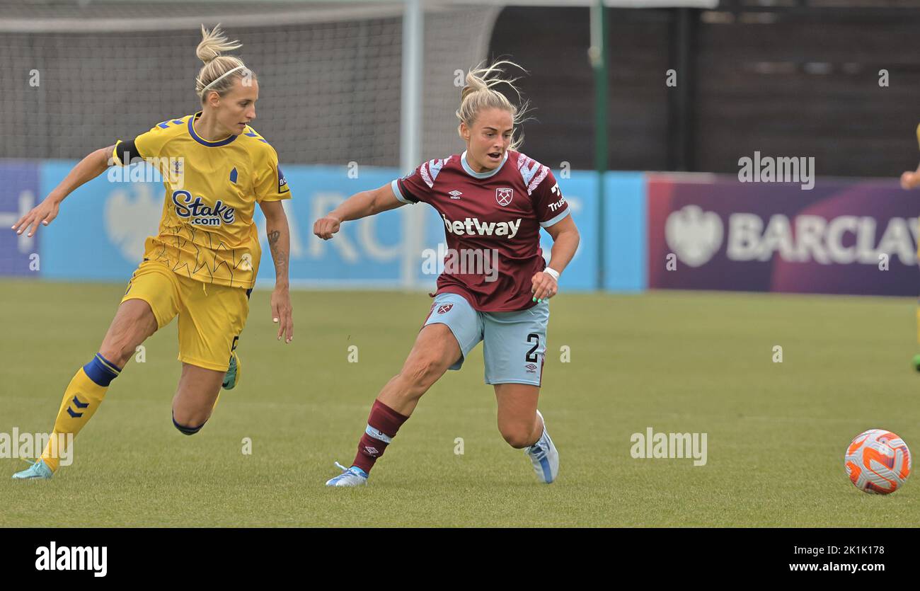 DAGENHAM ENGLAND - SEPTEMBER 18 : L-R Nathalie Bjorn von Everton und Kirsty Smith von West Ham Vereinigten WFC während des Barclays Women's Super League Spiels b Stockfoto