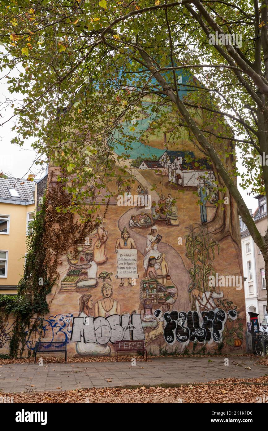 Graffitis an Hauswand in der Grimm Straße im Stadtteil Ehrenfeld, Köln, Deutschland. Graffitis an Hausgibel in der Grimmstrasse im Stadtteil Ehrenfel Stockfoto