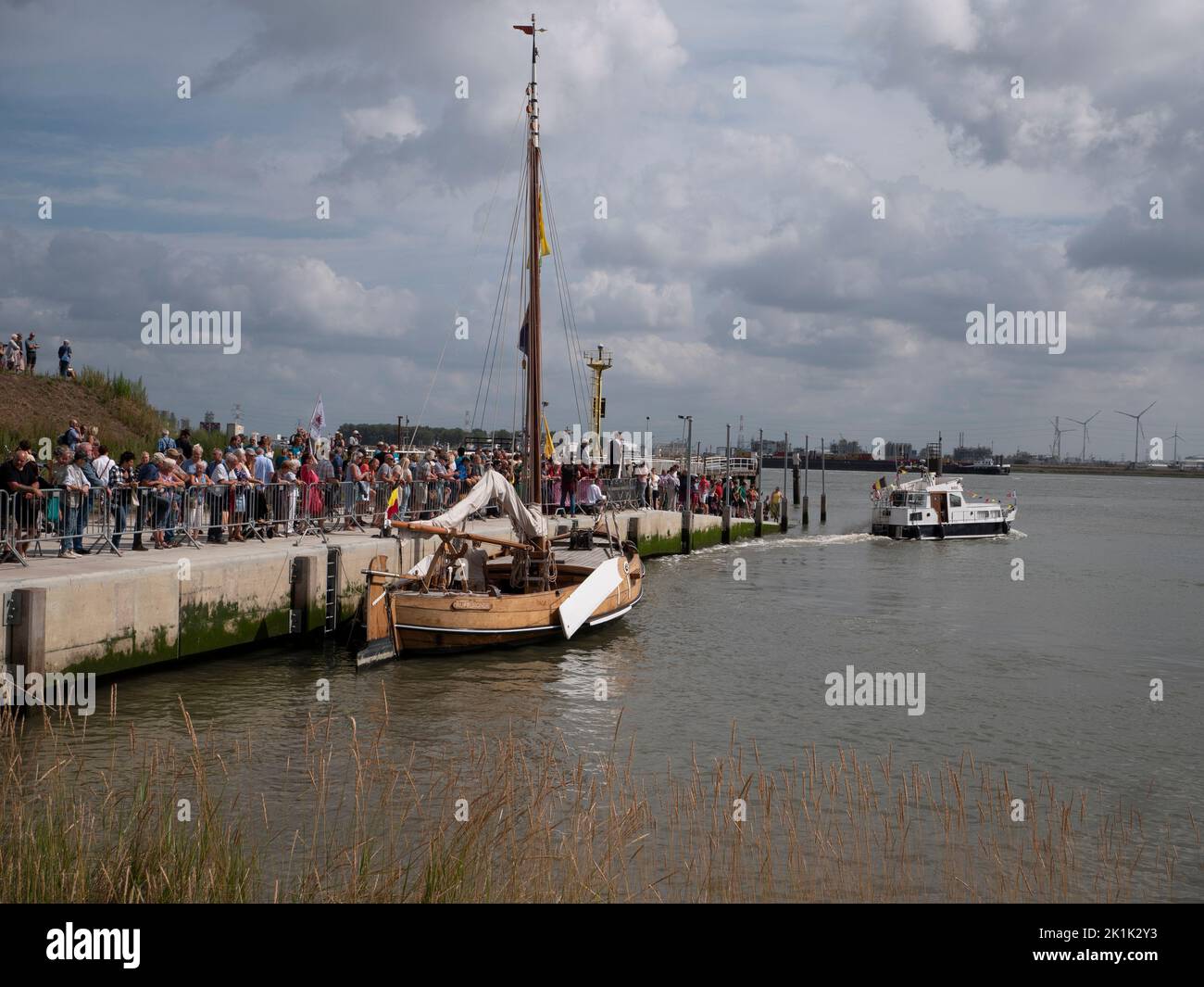 Doel, Belgien, 21. August 2022, viele Menschen am Kai für die Einweihung von Booten und Schiffen, horizontales Foto Stockfoto