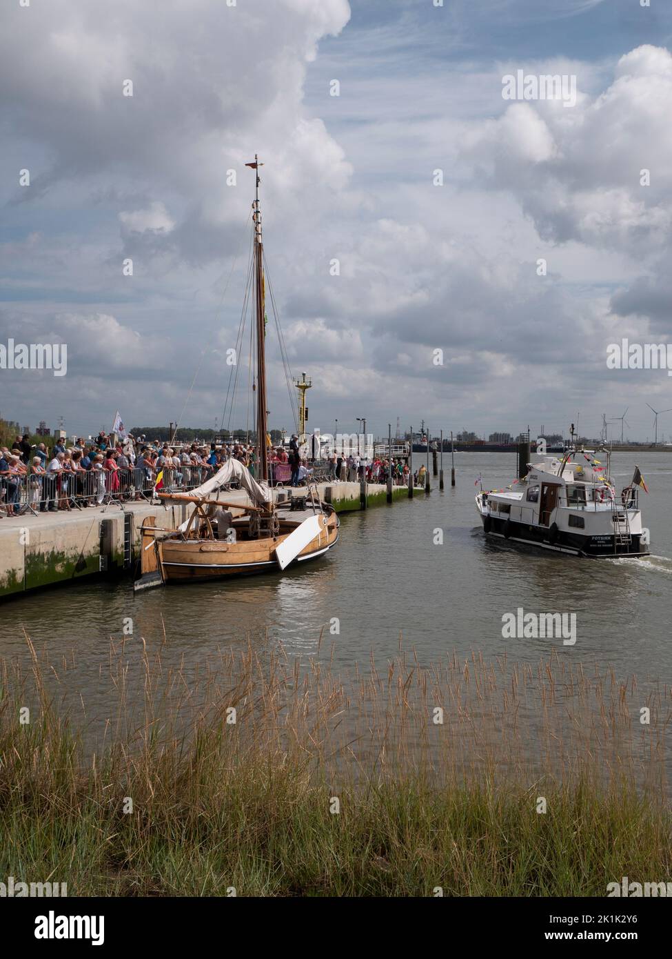 Doel, Belgien, 21. August 2022, viele Menschen am Kai für die Einweihung von Booten und Schiffen, vertikales Foto Stockfoto