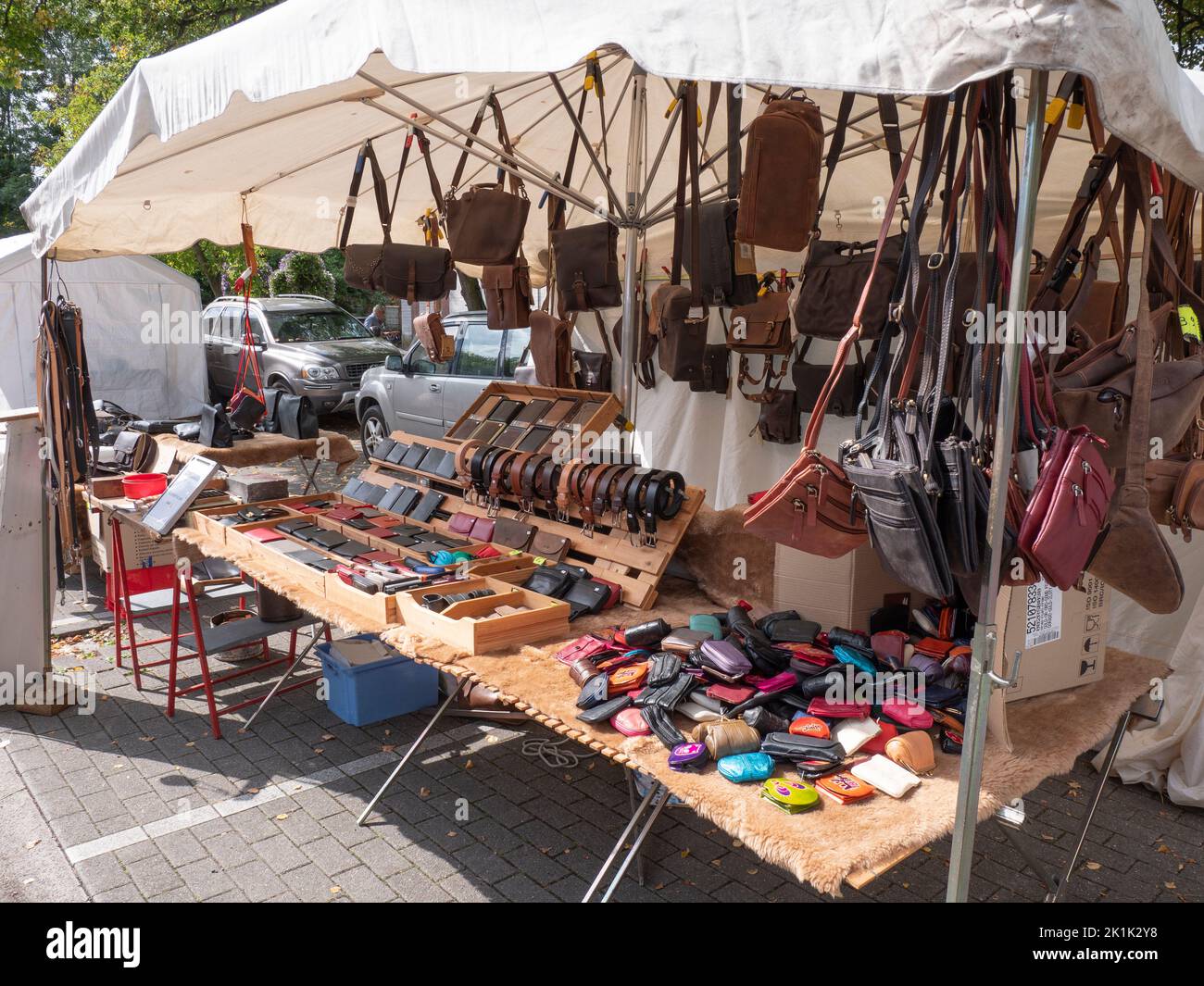 Doel, Belgien, 21. August 2022, Marktstand mit Lederwaren Stockfoto