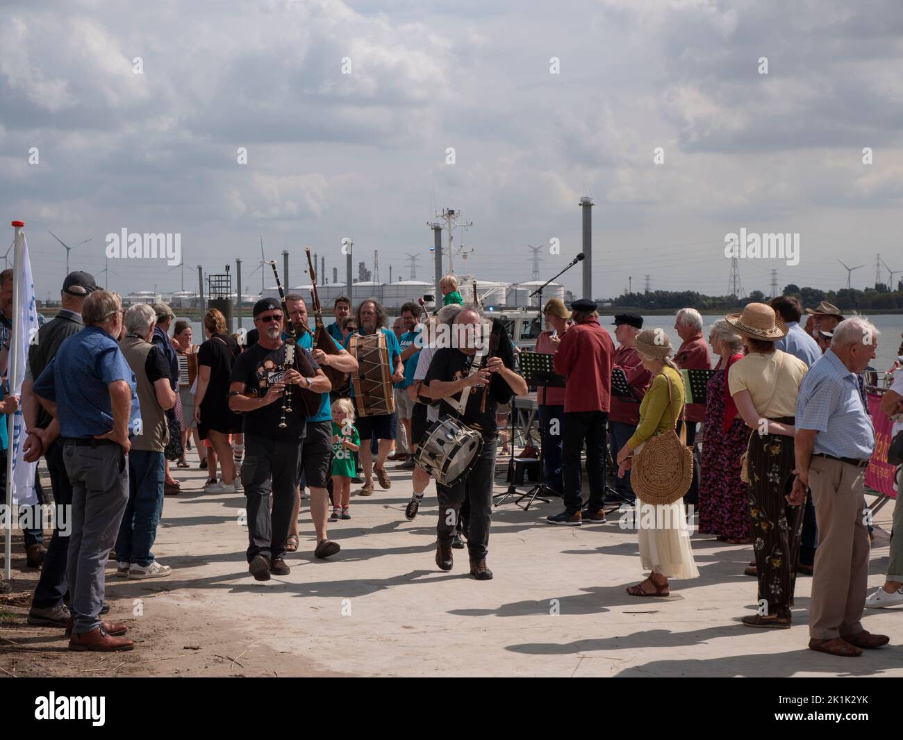 Doel, Belgien, 21. August 2022, Straßenmusiker mit Dudelsack sind von einer großen Menschenmenge umgeben Stockfoto