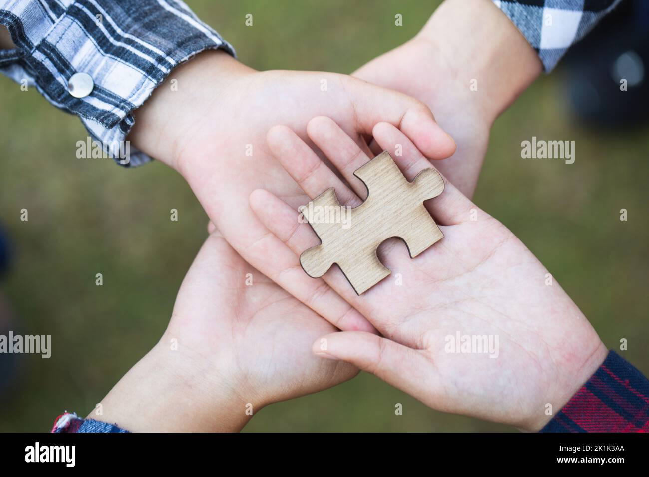 Puzzleteile auf Handfläche, Puzzleteile in Frauenhand, Business-Lösungen, Erfolg und Strategiekonzept Stockfoto