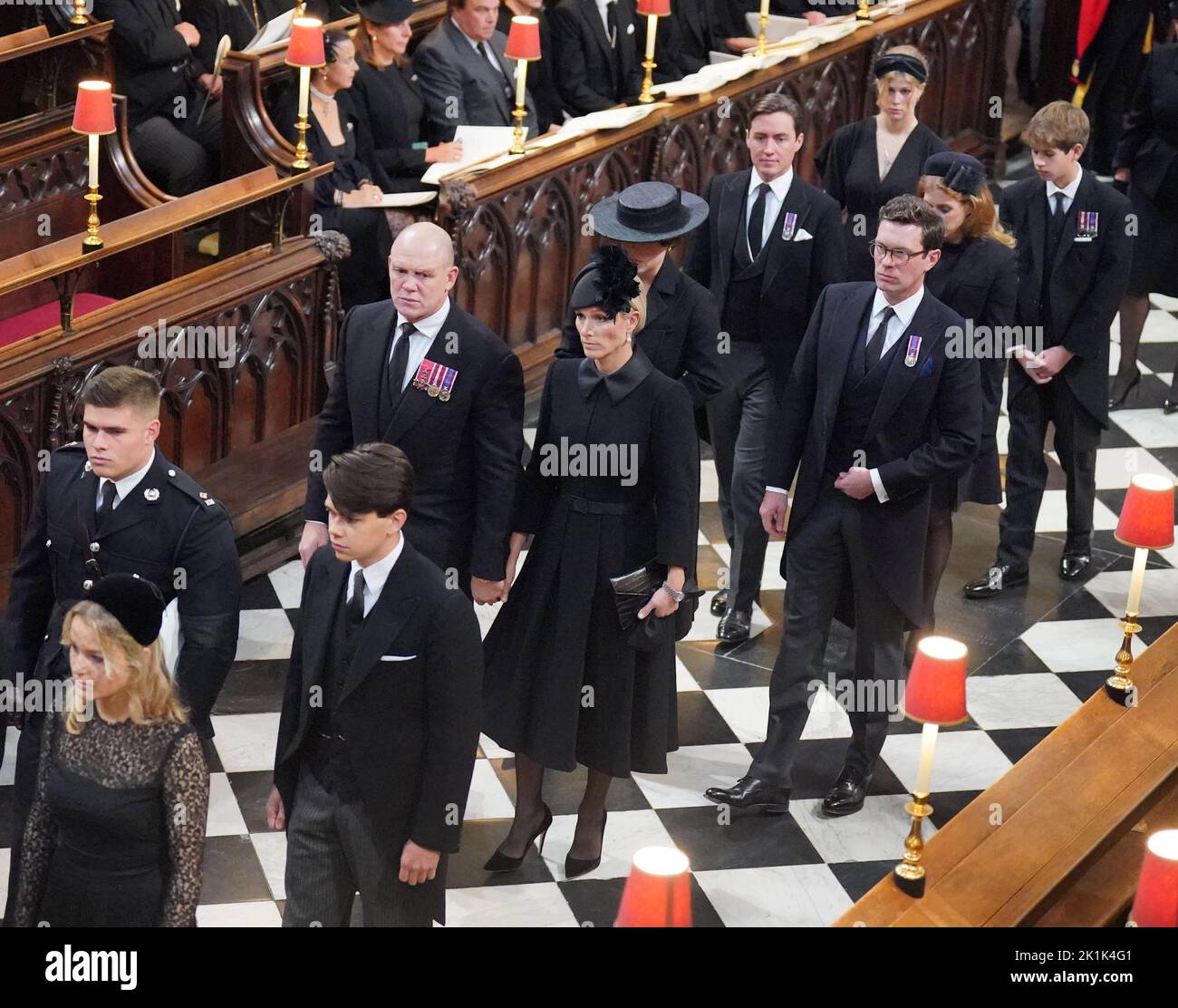 Mitglieder der königlichen Familie (von links nach rechts, von vorne) Arthur Chatto und Daniel Chatto, Mike Tindall und Zara Tindall, Prinzessin Eugenie und Jack Brooksbank , Prinzessin Beatrice und Edoardo Mapelli Mozzi, Lady Louise Windsor und James, Viscount Severn bei der Ankunft am Staatsfuneral von Königin Elizabeth II, Gehalten in Westminster Abbey, London. Bilddatum: Montag, 19. September 2022. Stockfoto