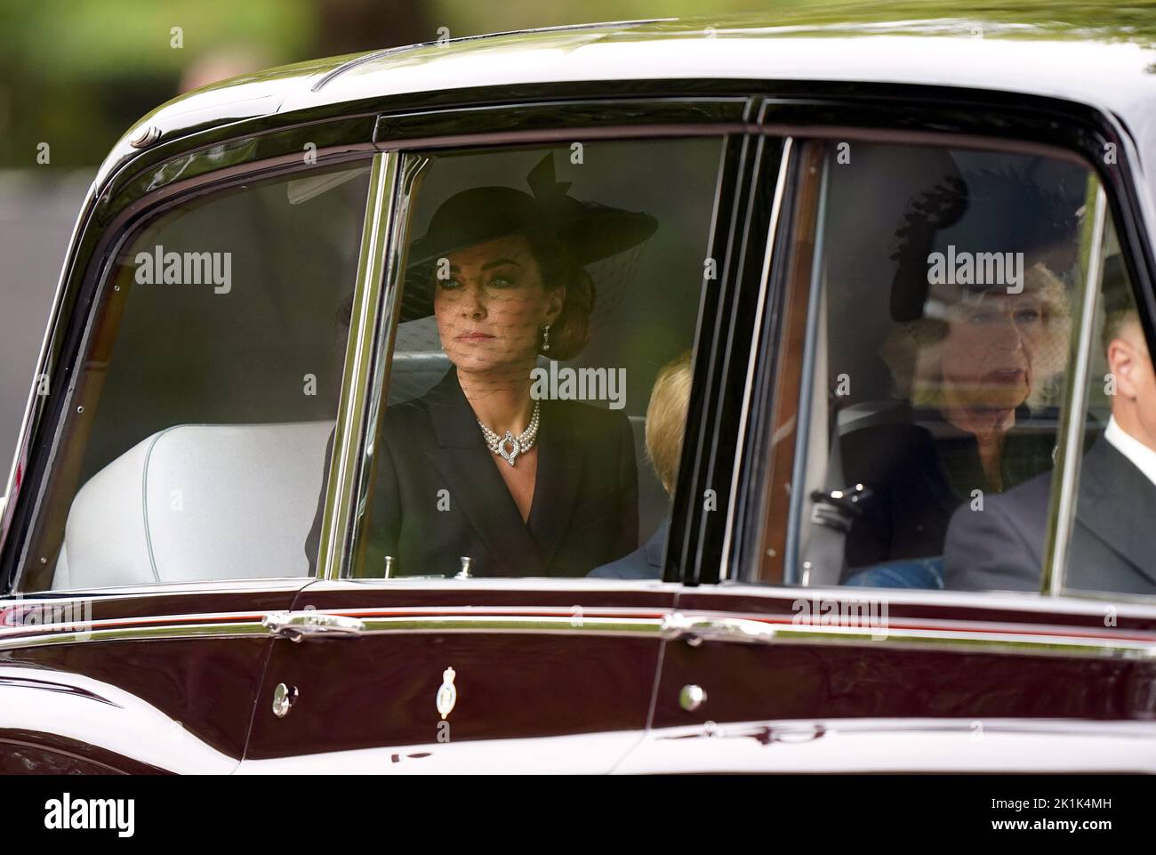 Die Prinzessin von Wales und der Königin-Consort kommen vor dem Staatsfuneral von Königin Elizabeth II. An, das in Westminster Abbey, London, stattfindet. Bilddatum: Montag, 19. September 2022. Stockfoto