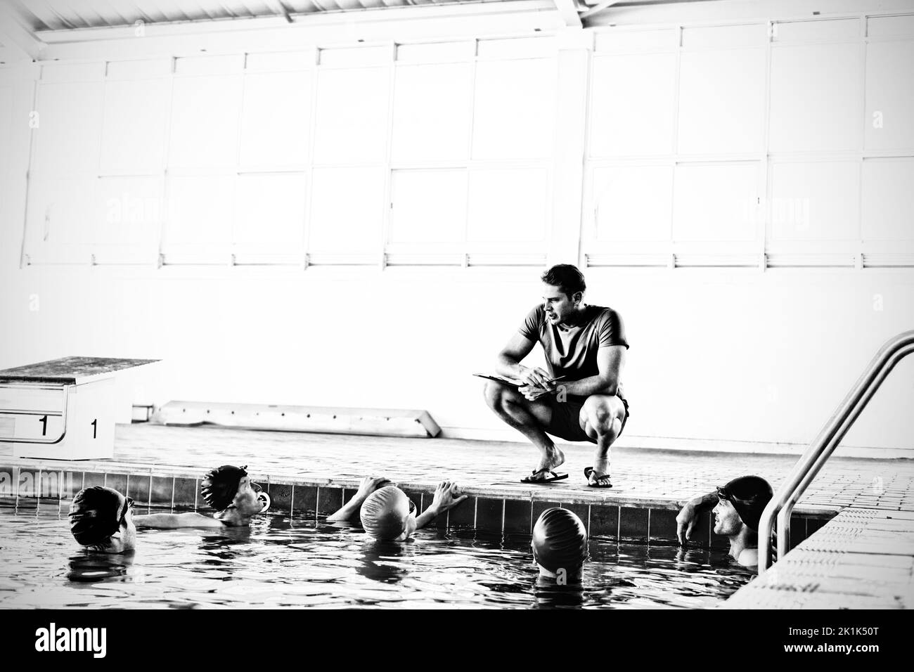 Trainer und Schwimmer am Pool Stockfoto