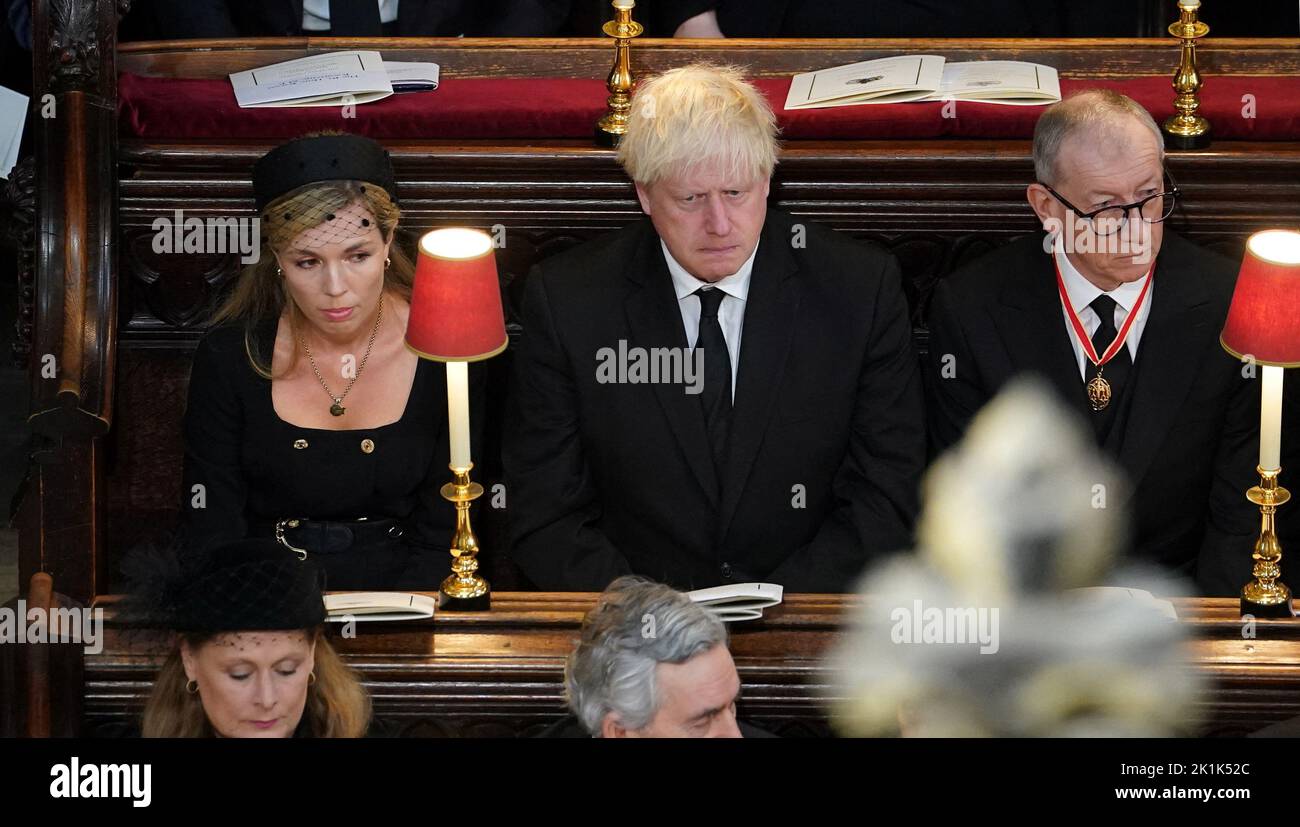 (Von links nach rechts) Carrie Johnson, Boris Johnson und Philip May, die am Staatsfuneral von Königin Elizabeth II. In Westminster Abbey, London, teilnahmen. Bilddatum: Montag, 19. September 2022. Gareth Fuller/Pool via REUTERS Stockfoto