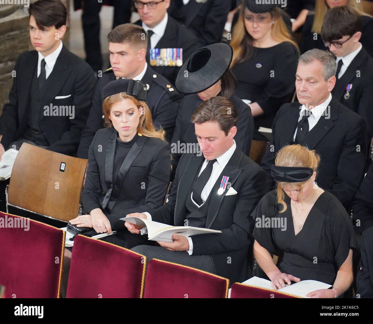 Mitglieder der königlichen Familie (erste Reihe, von links nach rechts) Prinzessin Beatrice, Edoardo Mapelli Mozzi, Lady Louise Windsor, (zweite Reihe, von links nach rechts) Samuel Chatto, Arthur Chatto, Lady Sarah Chatto und Daniel Chatto, beim Staatsfuneral von Königin Elizabeth II, das in Westminster Abbey, London, stattfand. Bilddatum: Montag, 19. September 2022. Stockfoto