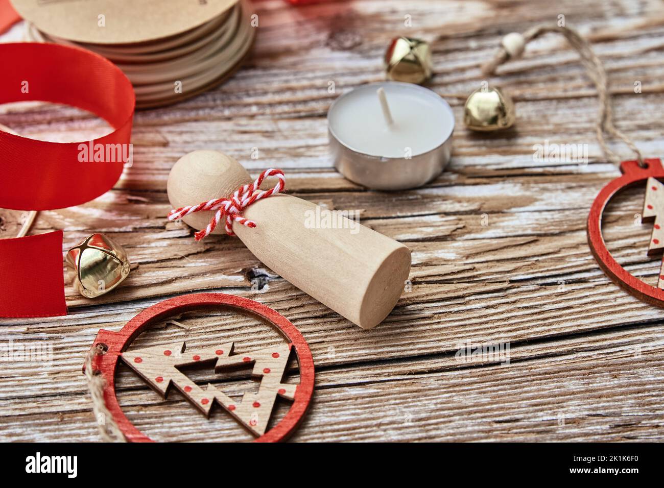 Weihnachtliche Komposition mit handgefertigtem Spielzeug auf Holzhintergrund, flaches Lay Stockfoto