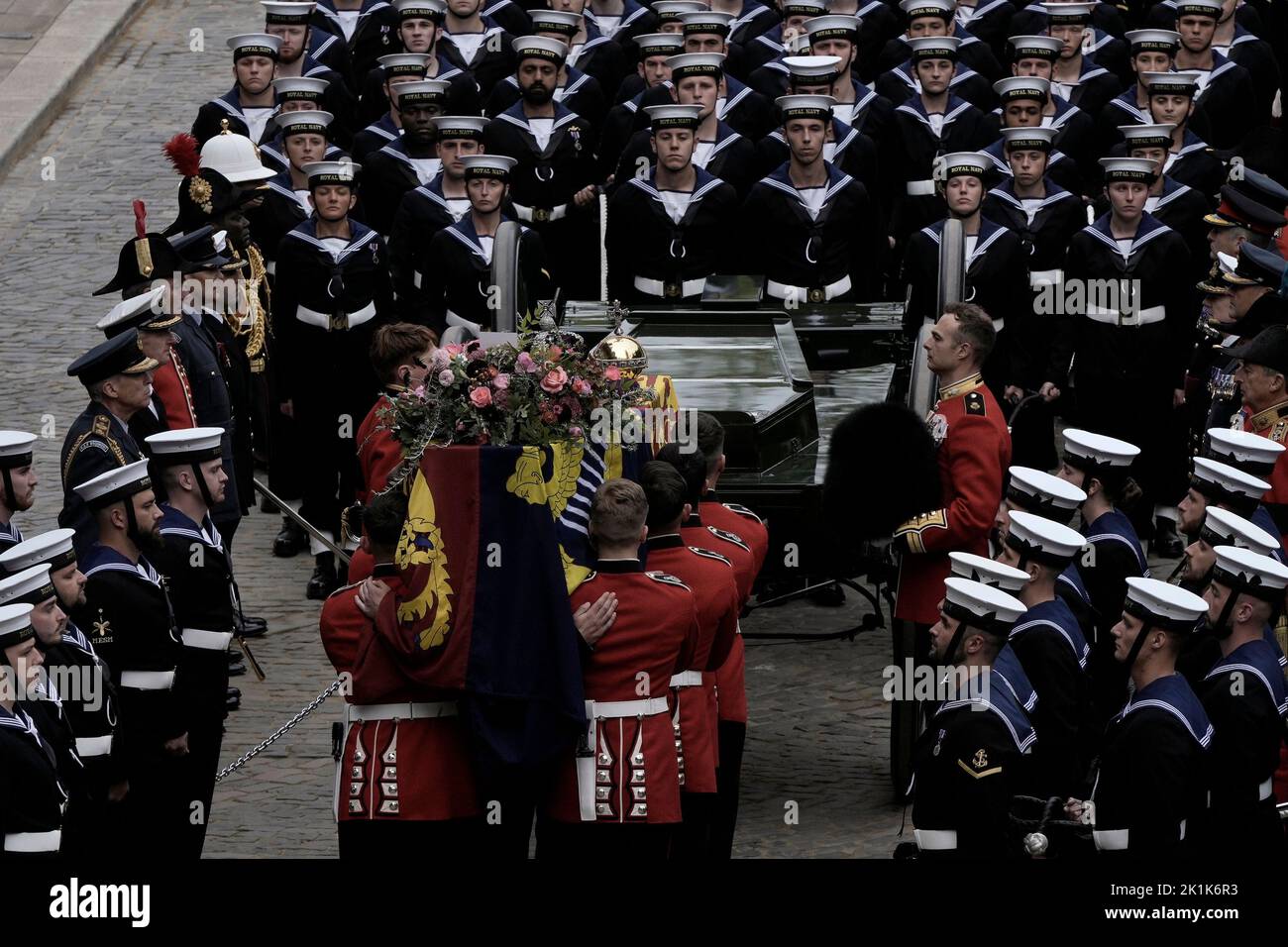 Der Sarg von Königin Elizabeth II verlässt die Westminster Hall vor dem State Funeral, das in der Westminster Abbey, London, stattfindet. Bilddatum: Montag, 19. September 2022. Stockfoto