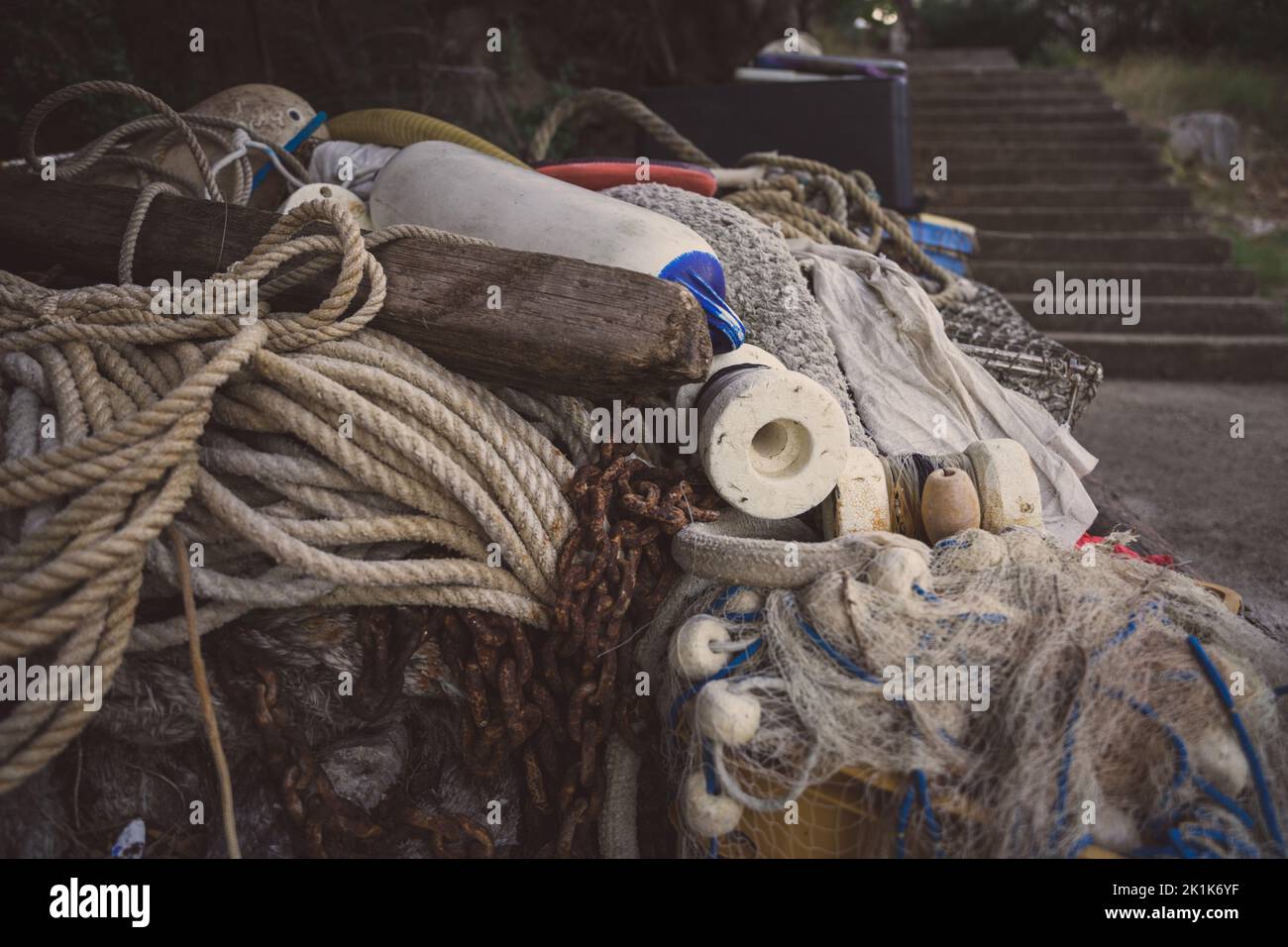 Nahaufnahme von Seilen und Schrott in einem Hafen auf der kroatischen Insel Rab im Sommer Stockfoto