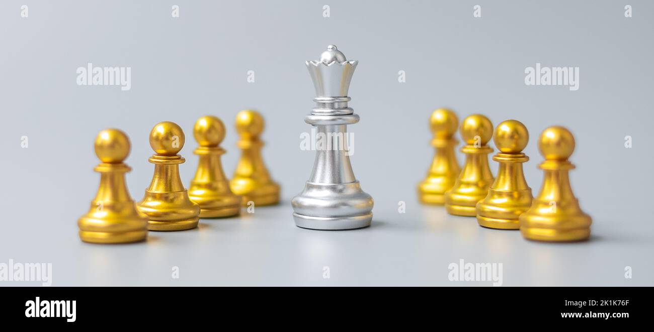 Silber Schach König Stücke oder Führer Geschäftsmann stehen aus der Menge Menschen von goldenen Männern. Führung, Geschäft, Team, Teamarbeit und Human Resource verwalten Stockfoto