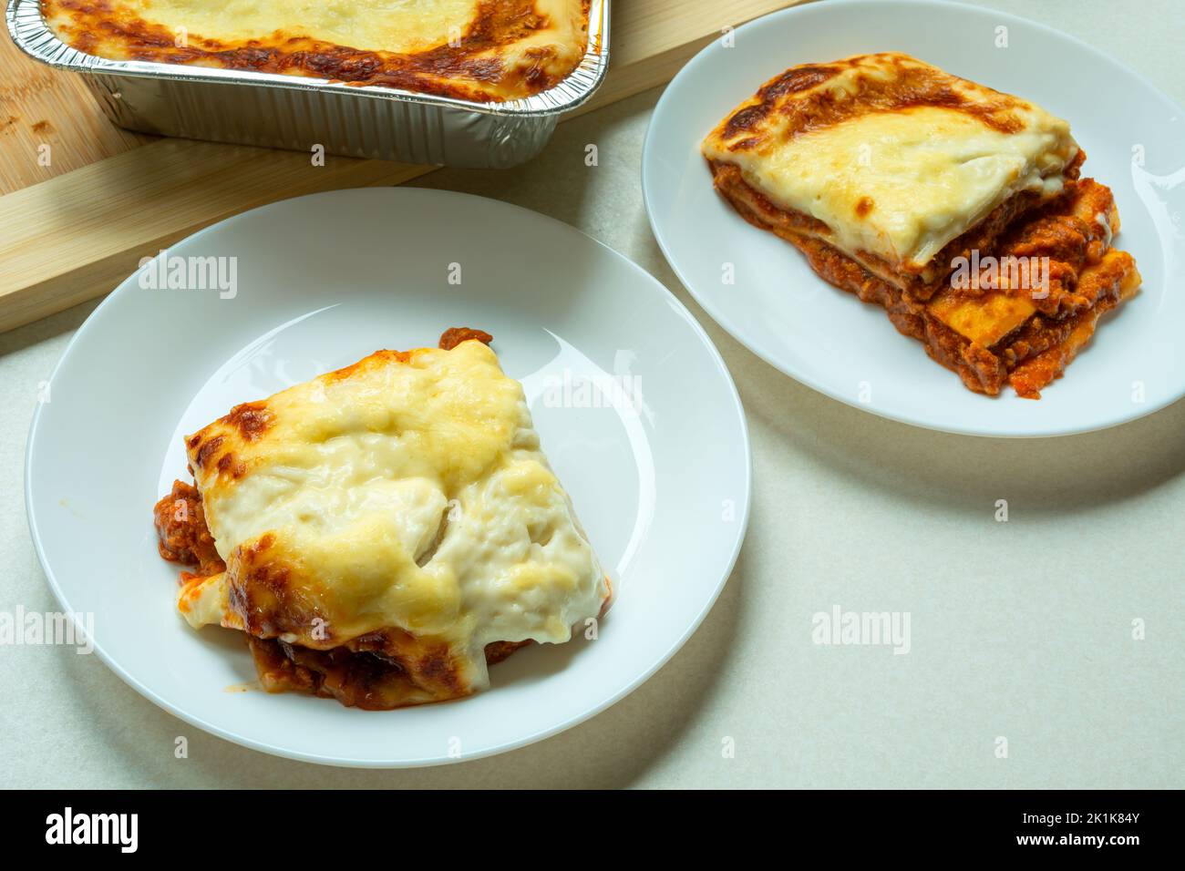 Zwei Portionen frische Lasagne auf einem Teller Stockfoto