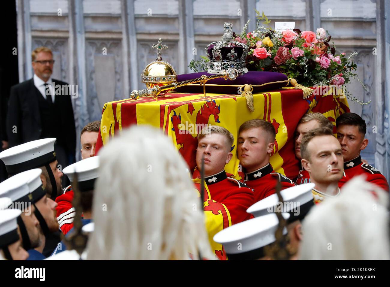 Der Sarg von Königin Elizabeth II. Wird von Palmträgern beim State Funeral in Westminster Abbey, London, getragen. Bilddatum: Montag, 19. September 2022. Stockfoto