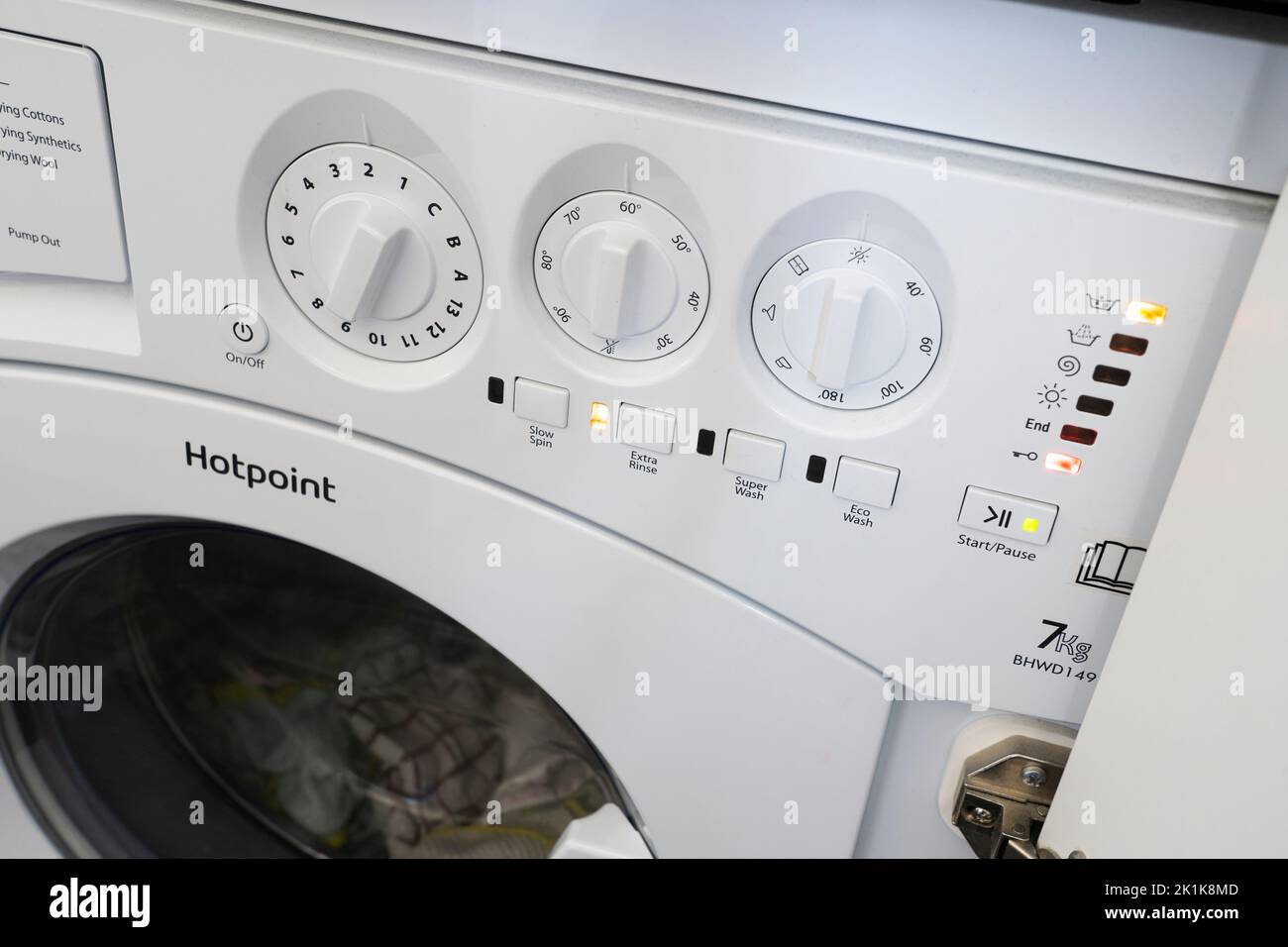 Nahaufnahme der Tasten und Drehregler einer Waschmaschine. Konzept - Wäsche waschen, Energie sparen, Strompreis, Spitzennachfrage, Energieeffizienz Stockfoto