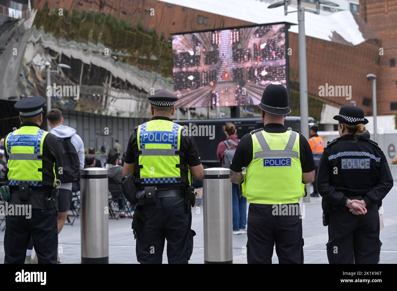 Birmingham New Street Station - September 19. 2022 - die britische Verkehrspolizei und die Polizeibeamten der West Midlands stehen auf einer großen Leinwand vor der New Street Station in Birmingham und beobachten die Menschenmassen und das Staatsbegräbnis der Königin. Quelle: Scott CM/Alamy Live News Stockfoto