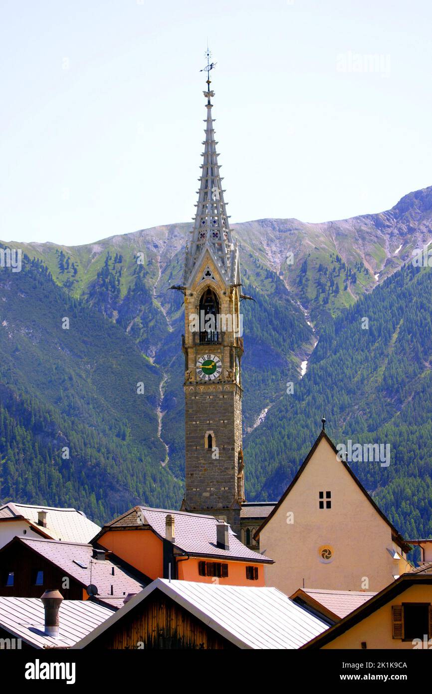 Glockenturm von Baselgia Kirche San Lurench Glockenturm, 1496 und Dächer des Dorfes gesendet, Schweiz Stockfoto