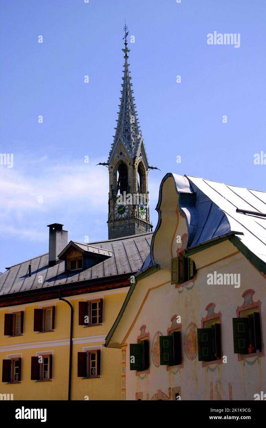Glockenturm von Baselgia Kirche San Lurench Glockenturm, 1496 und Dächer des Dorfes gesendet, Schweiz Stockfoto