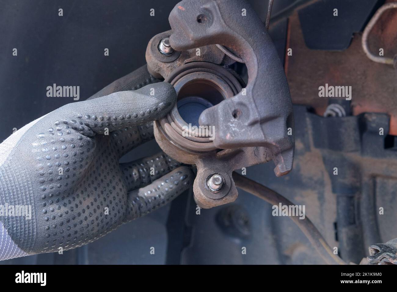 Reparatur eines Rades an einem Pkw. Reparaturkonzept für das Auto. Bremssystem des Fahrzeugs prüfen. Stockfoto