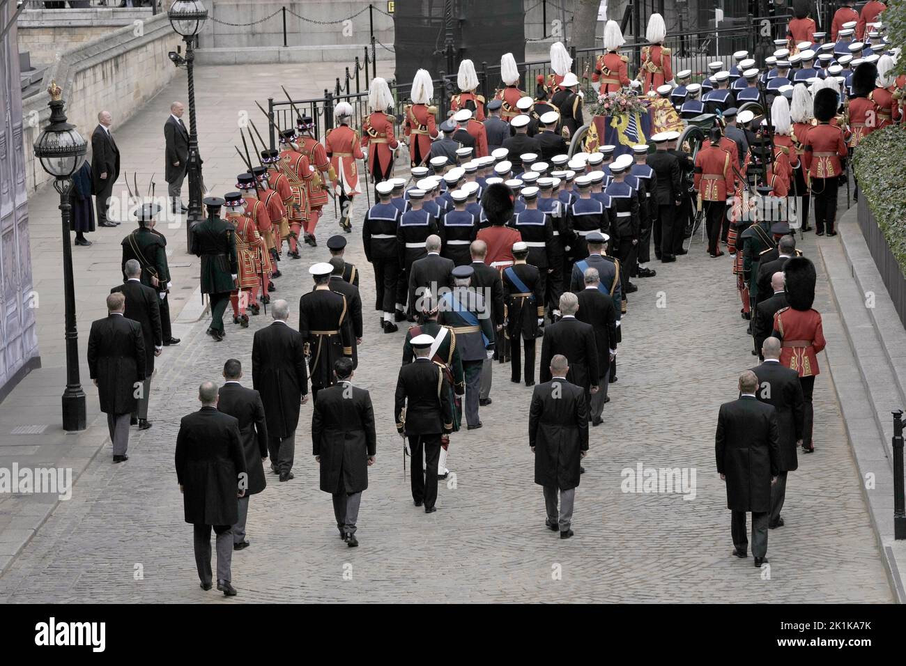 Der Sarg von Königin Elizabeth II. Auf einem Waffenwagen, der von Soldaten der Royal Navy gezogen wurde, um von der Westminster Hall zum State Funeral zu gelangen, der in Westminster Abbey, London, abgehalten wird. Bilddatum: Montag, 19. September 2022. Stockfoto