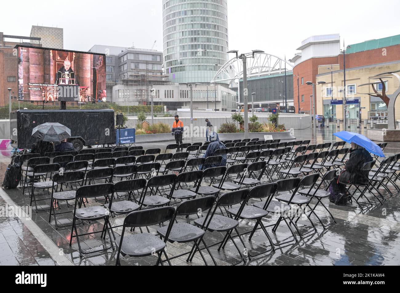 Birmingham New Street Station, Großbritannien. September 19. 2022 - in Birmingham hat sich der Himmel geöffnet, als nur ein paar robuste Royalisten das Staatsbegräbnis der Königin auf einer großen Leinwand vor der New Street Station in Birmingham bei strömendem Regen beobachten. Quelle: Scott CM/Alamy Live News Stockfoto