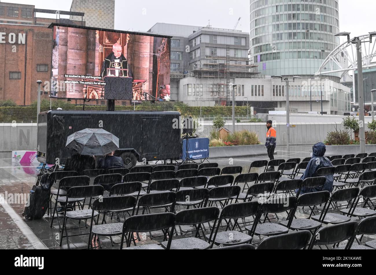 Birmingham New Street Station, Großbritannien. September 19. 2022 - in Birmingham hat sich der Himmel geöffnet, als nur ein paar robuste Royalisten das Staatsbegräbnis der Königin auf einer großen Leinwand vor der New Street Station in Birmingham bei strömendem Regen beobachten. Quelle: Scott CM/Alamy Live News Stockfoto