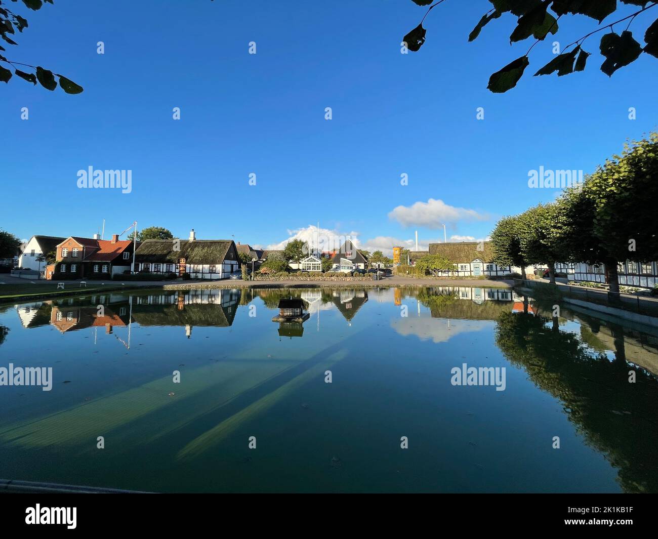 Schwimmendes entenhaus auf dem teich Fotos und Bildmaterial in hoher