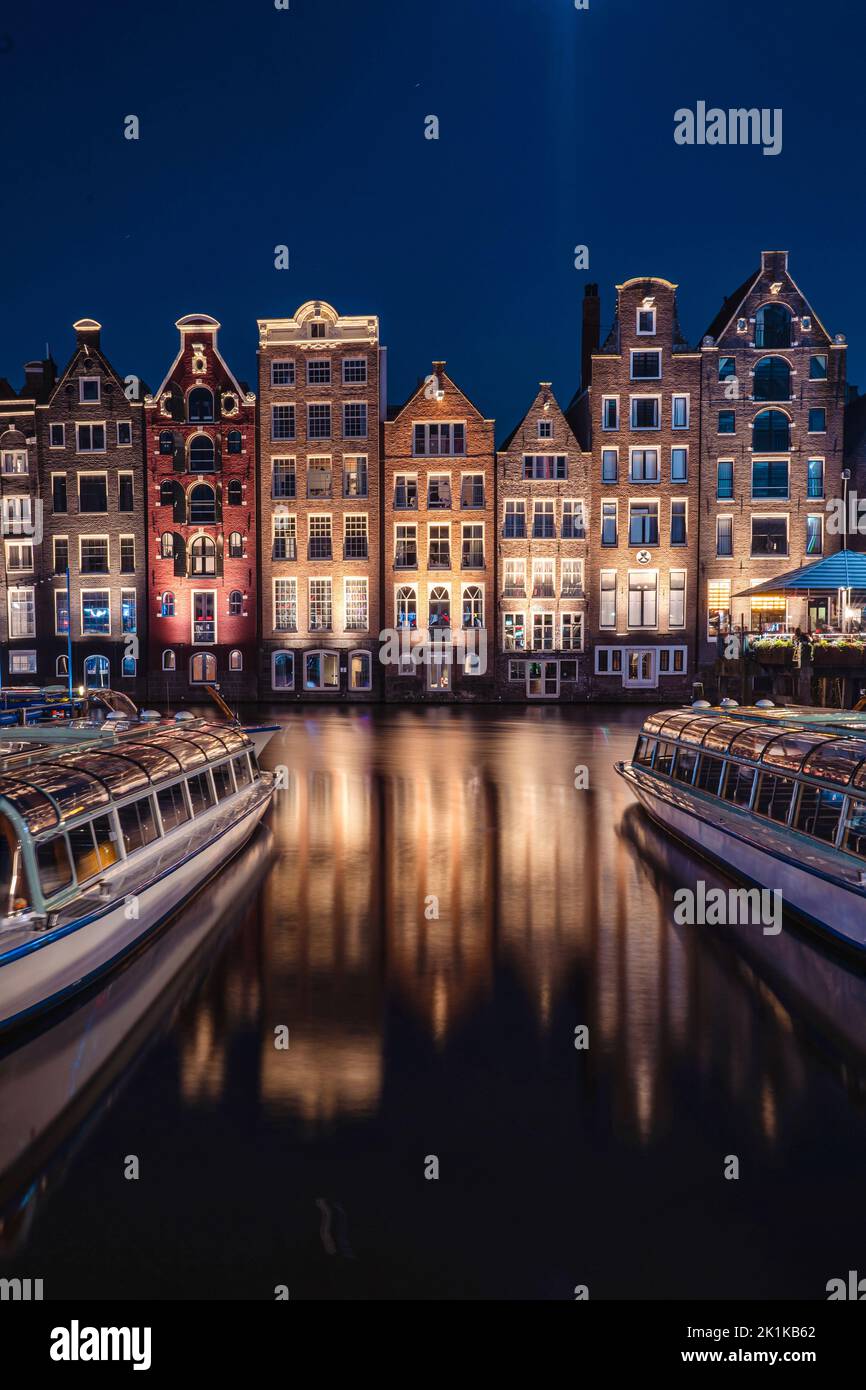 Häuser und Boote am Wasser liegen an einem Kanal, Amsterdam, Niederlande Stockfoto