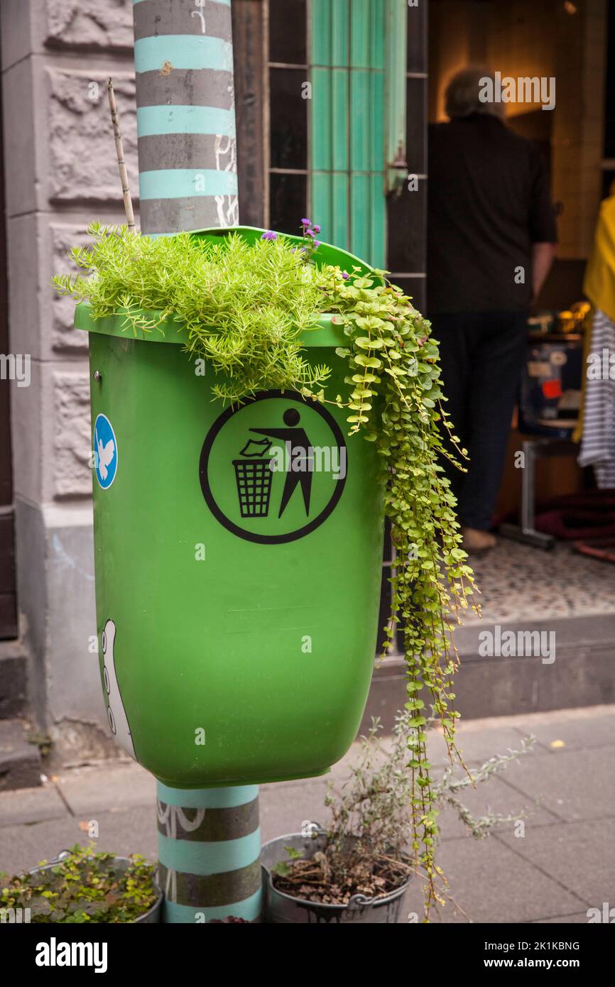 Eine gepflanzte Mülltonne in der Koerner Straße im Kölner Ehrenfeld. Ein pflanzter Abfalleimer in der Koernerstraße im S Stockfoto