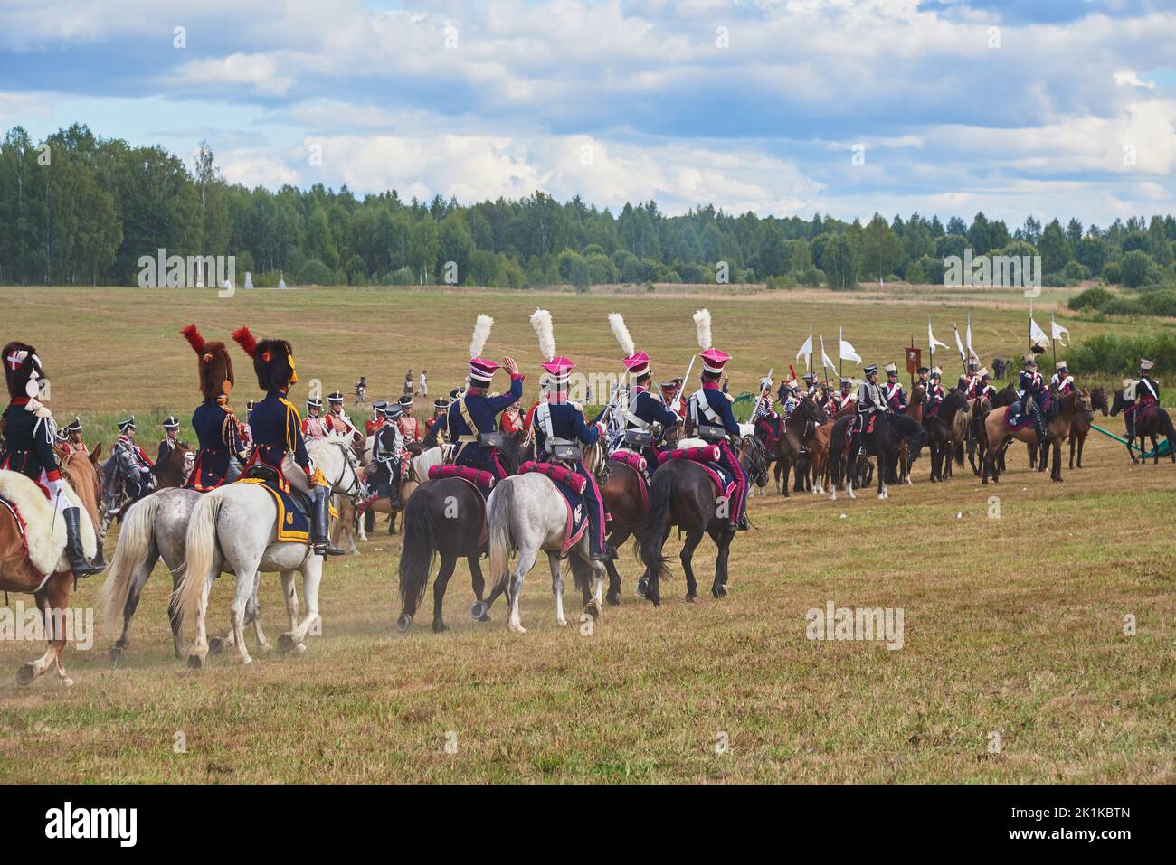 Rekonstruktion der Schlacht von 1812 auf dem Borodino-Feld. Die Menschen ziehen die Kostüme der russischen und französischen Armeen des 19.. Jahrhunderts an. Stockfoto