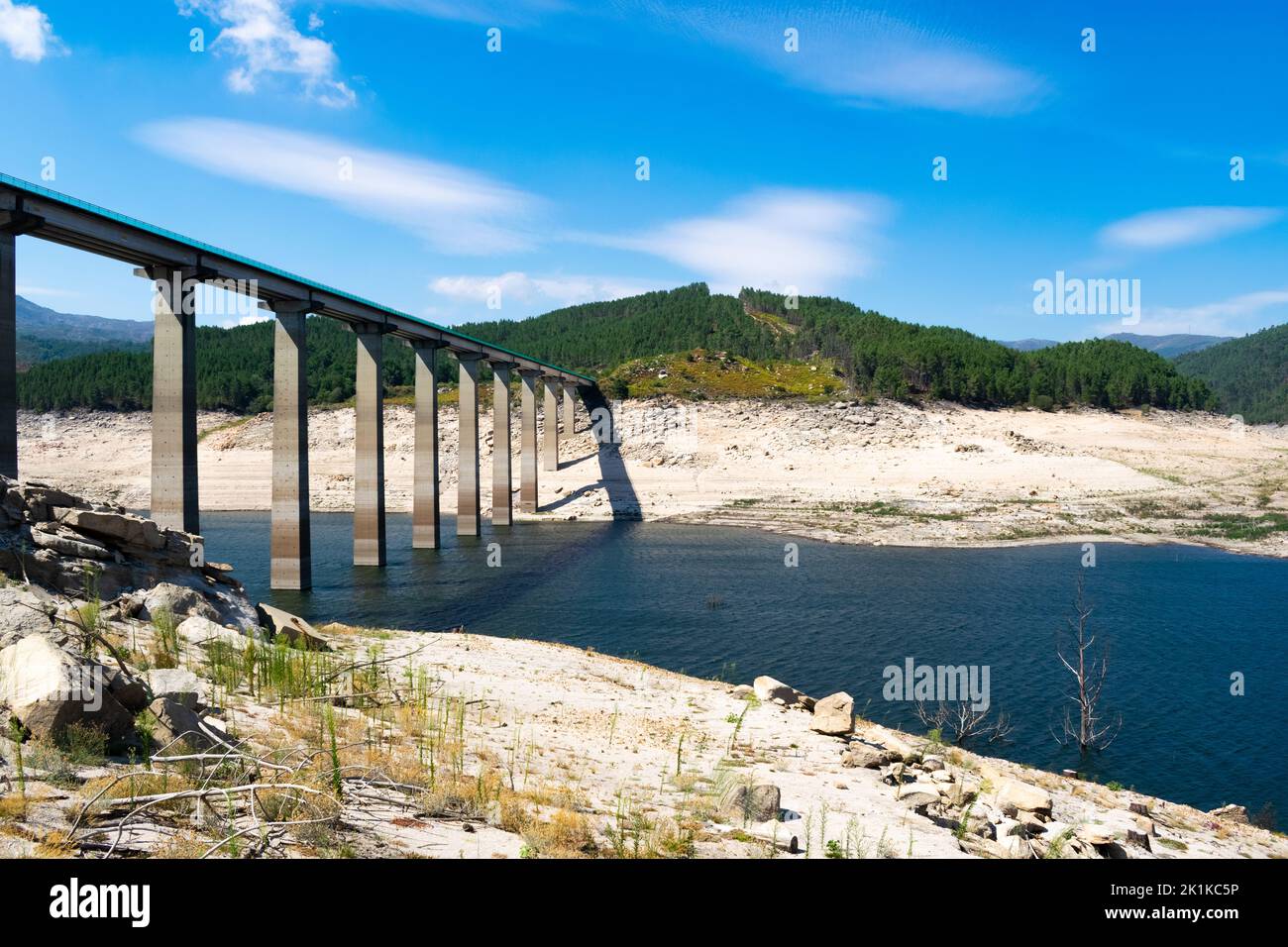 Brücke, die den Lindoso-Stausee, Lobios, Ourense, Spanien überquert Stockfoto