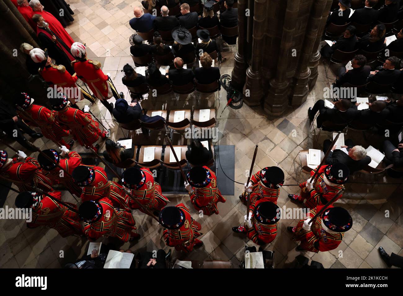 Yeomen Warders bei der State Funeral of Queen Elizabeth II, die in Westminster Abbey, London, stattfand. Bilddatum: Montag, 19. September 2022. Stockfoto