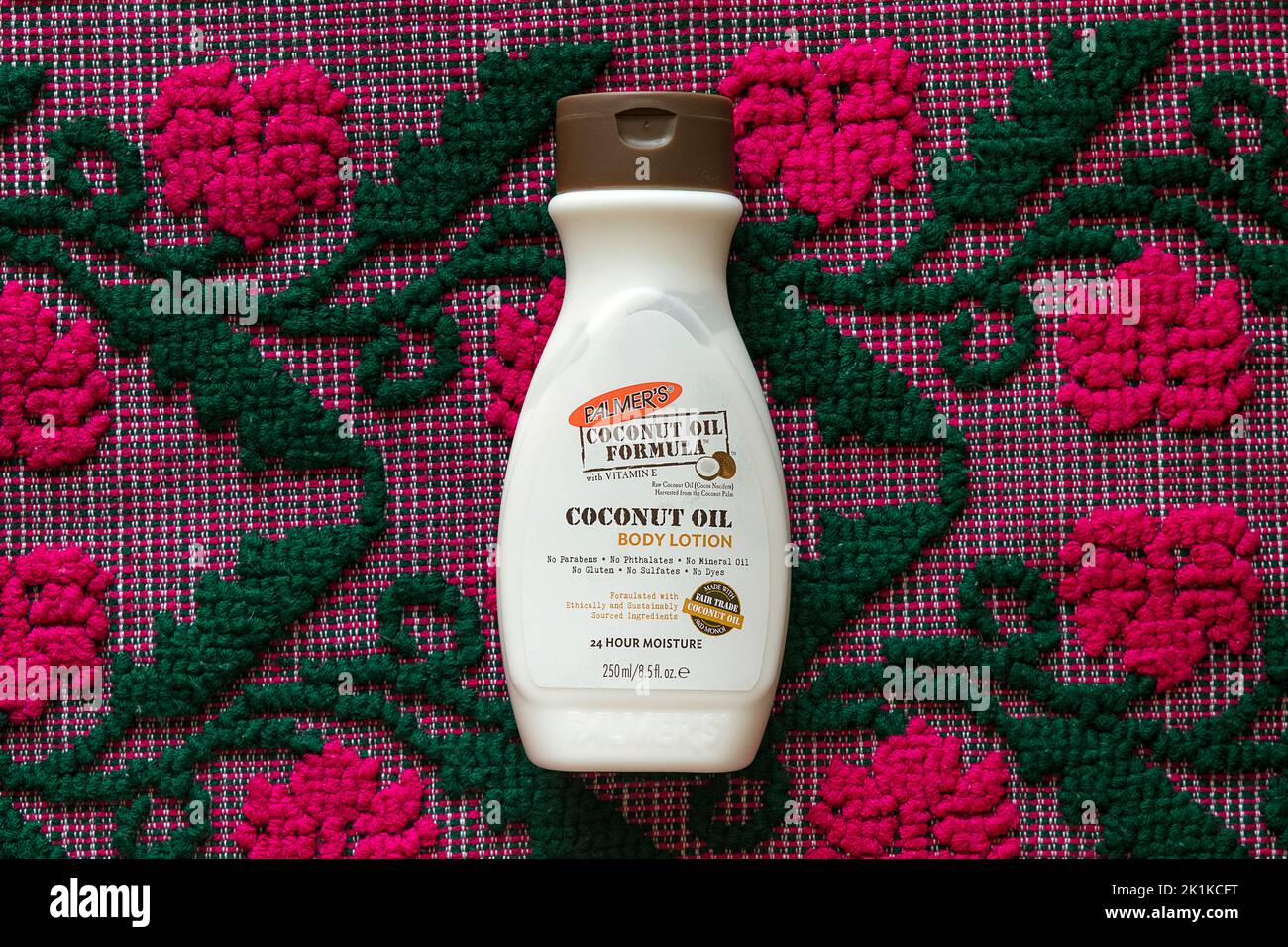 Palmers Coconut Oil Körperlotion, die auf einem Wolltuch ruht, Körperpflegekosmetik, die von ET Browne Drug Co, einem amerikanischen Familienunternehmen, hergestellt wird Stockfoto