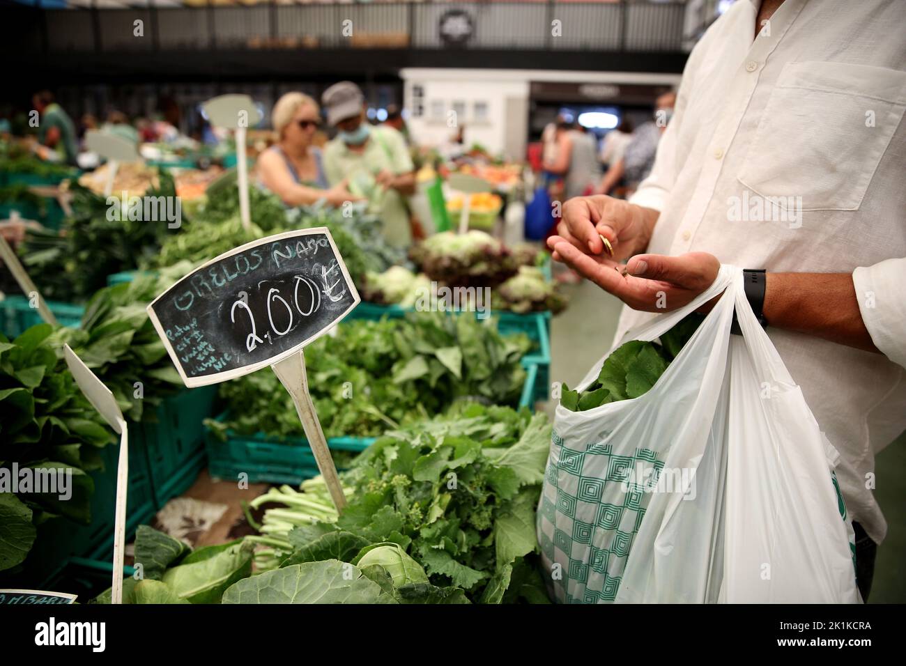 (220919) -- FRANKFURT, 19. September 2022 (Xinhua) -- Kunden kaufen am 13. Juli 2022 auf einem Markt in Cascais, Portugal, ein. (Foto von Pedro Fiuza/Xinhua) Stockfoto