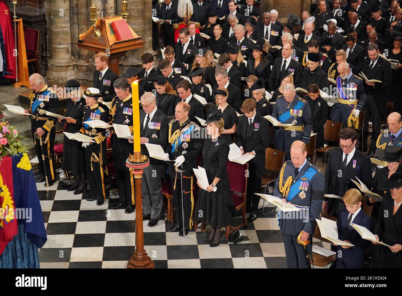 (Erste Reihe) König Karl III., die Gemahlin, die Prinzessin Royal, Vizeadmiral Sir Tim Laurence, der Herzog von York, der Graf von Wessex, die Gräfin von Wessex, der Prinz von Wales, Prinz George, die Prinzessin von Wales, (zweite Reihe) der Herzog von Sussex, die Herzogin von Sussex, Prinzessin Beatrice, Edoardo Mapelli Mozzi und Lady Louise Windsor, James, Viscount Severn, Jack Brooksbank und Princess Eugenie und (dritte Reihe) Samuel Chatto, Arthur Chatto, Lady Sarah Chatto und Daniel Chatto und der Herzog von Kent vor dem Sarg von Königin Elizabeth II. Während ihres Staatsbestatens in der Abtei in London. Stockfoto