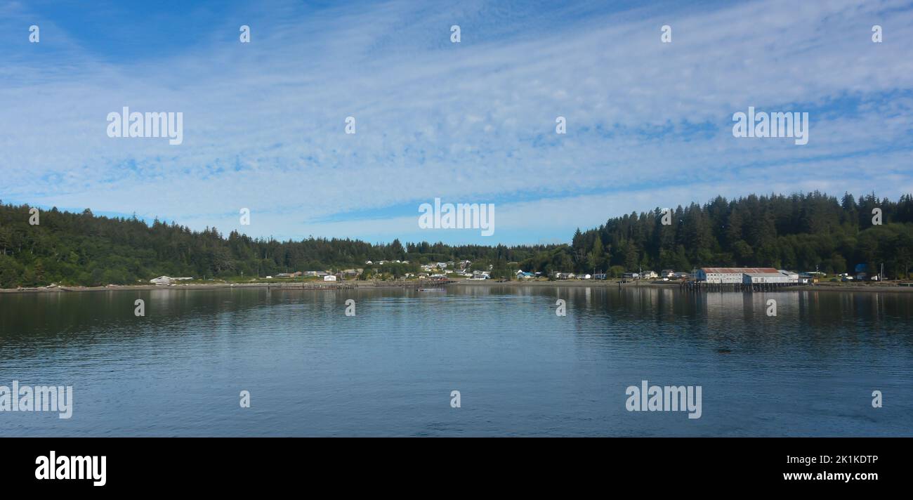 Dorf Alert Bay über die Johnston Strait, Cormorant Island, Mount Waddington, British Columbia, Kanada Stockfoto