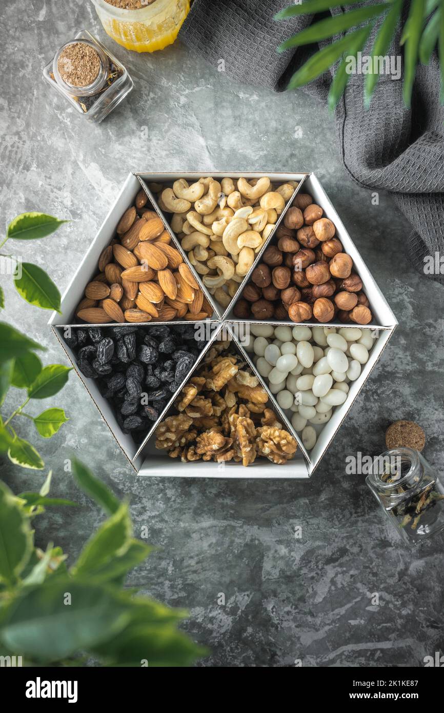 Ein Satz Nüsse. Ein gesunder Snack. Erdnüsse, Pistazien, Walnüsse, Macadamia, Rosinen Stockfoto