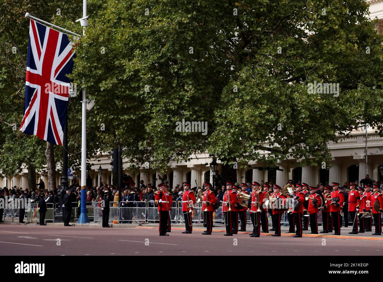 Die königlichen Wachen stehen am Tag der staatlichen Beerdigung und Beerdigung der britischen Königin Elizabeth in London, Großbritannien, am 19. September 2022, an. REUTERS/Tom Nicholson Stockfoto