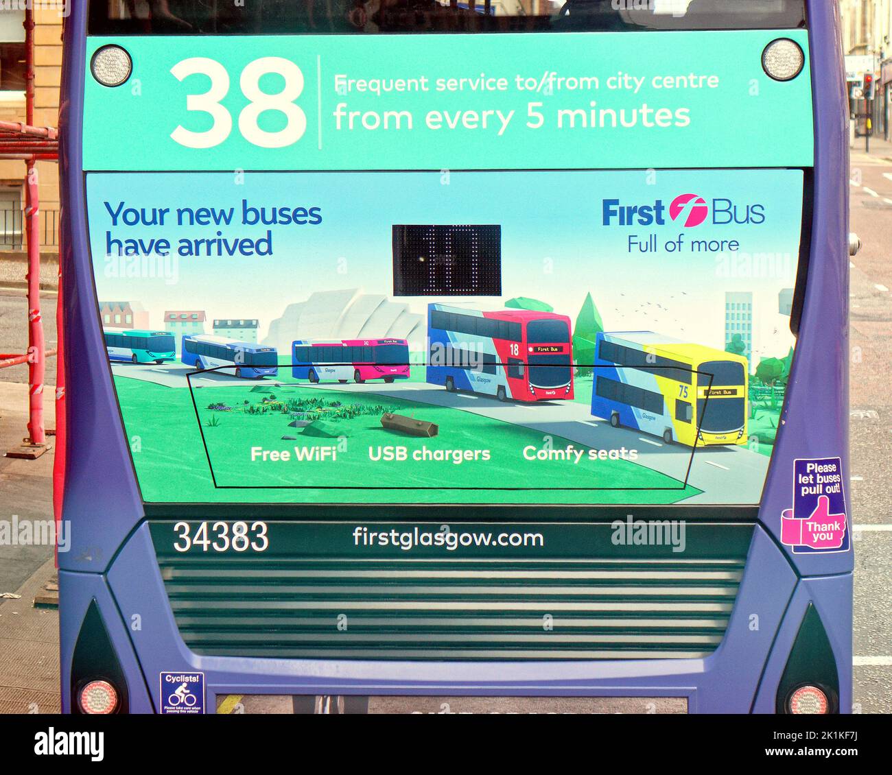 Erster Bus Glasgow Nummer 38 mit Werbung für neue Busse auf der Rückseite mit Vorteilen Stockfoto