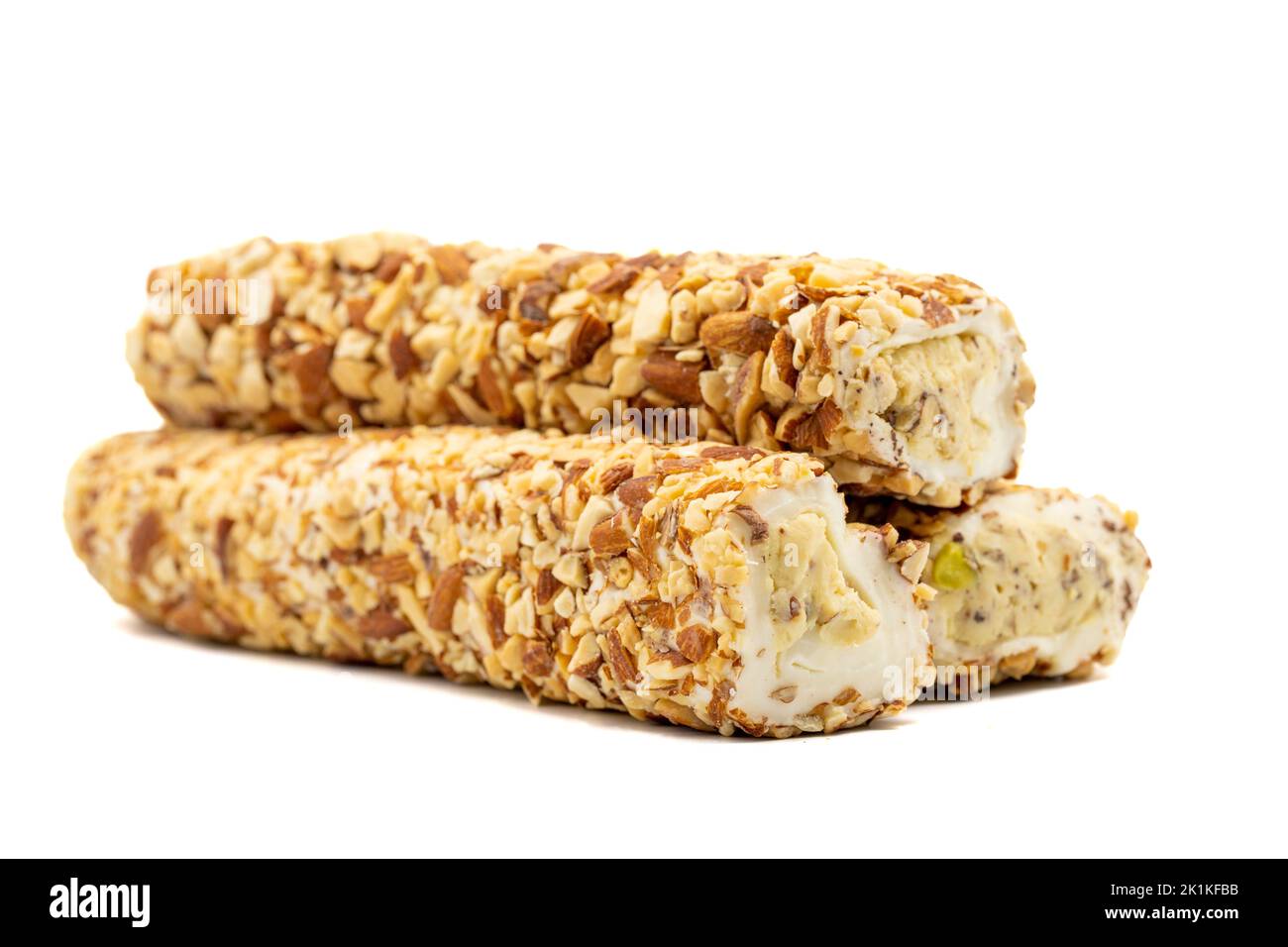 Türkische Delight mit Mandeln isoliert auf weißem Hintergrund. Türkischer Genuss mit Mandelsahnefüllung. Nahaufnahme. Lokaler Name bademli fitil lokum Stockfoto