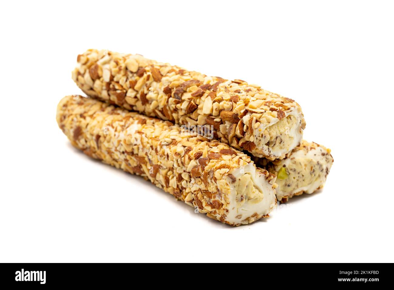 Türkische Delight mit Mandeln isoliert auf weißem Hintergrund. Türkischer Genuss mit Mandelsahnefüllung. Nahaufnahme. Lokaler Name bademli fitil lokum Stockfoto